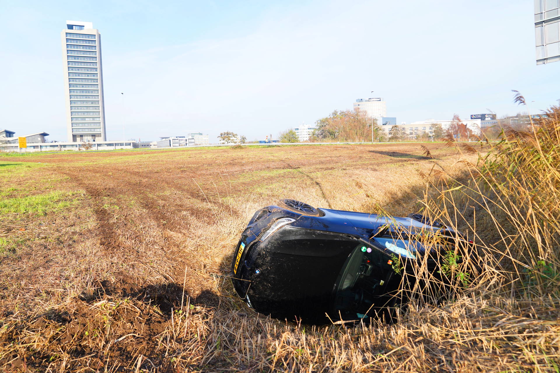 Vader en zoon vliegen uit bocht bij inhaalpoging op snelweg