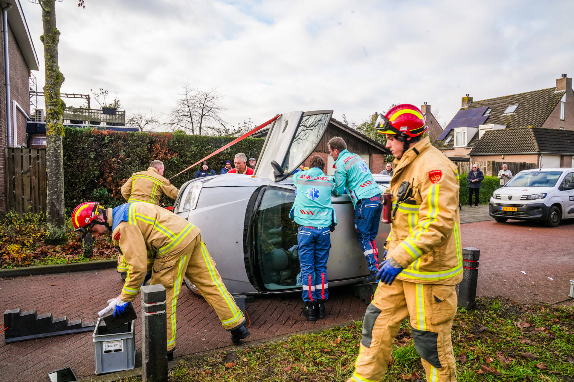 Bejaarde vrouw botst op paaltje en moet bevrijdt worden uit auto