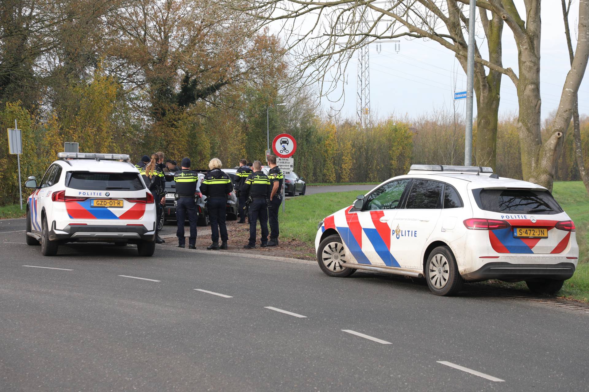 Politie haalt complete trouwstoet met huurauto’s van de snelweg