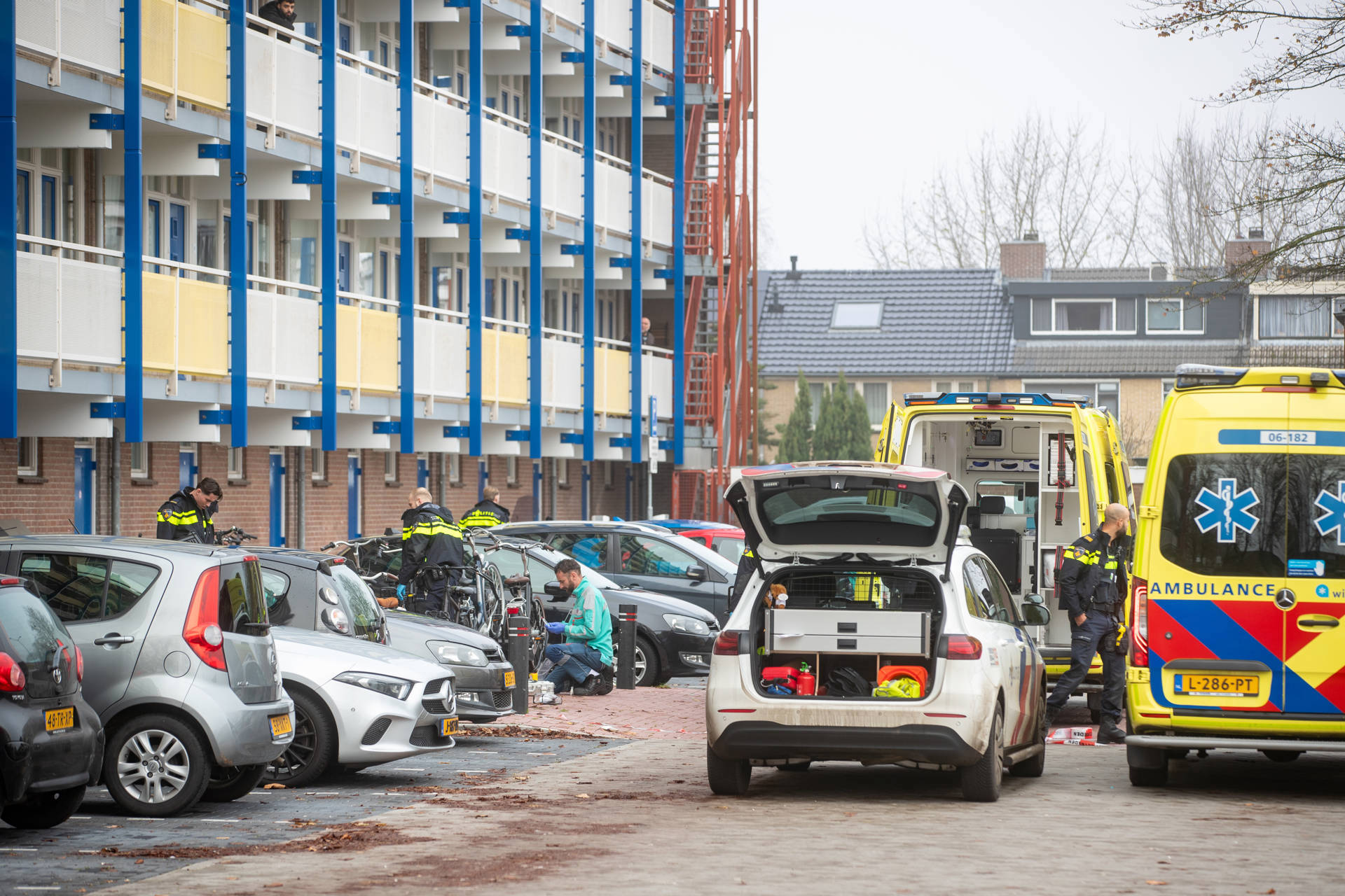 Man zwaargewond na mogelijke val van flat