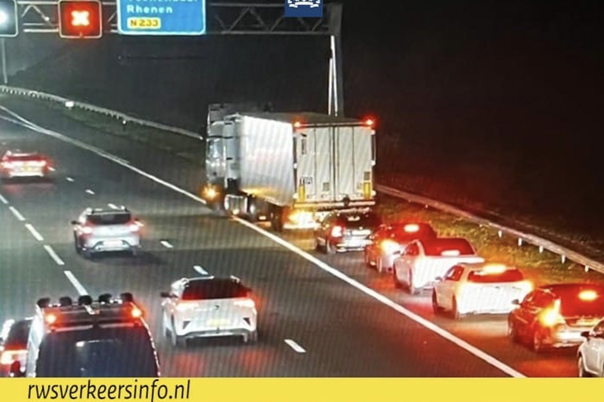 Bestuurders sluiten per ongeluk achter slapende vrachtwagenchauffeur op snelweg