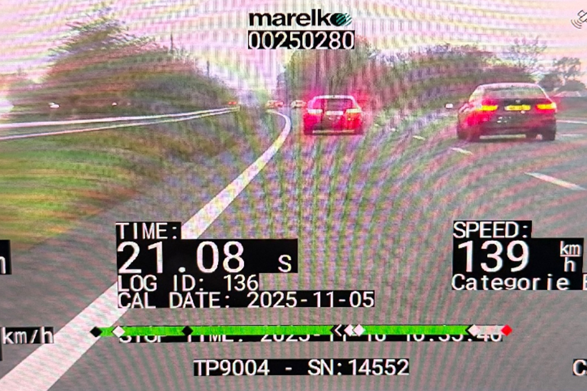 Trouwstoet rijdt op hoge snelheid over de snelweg, jongen krijgt boete