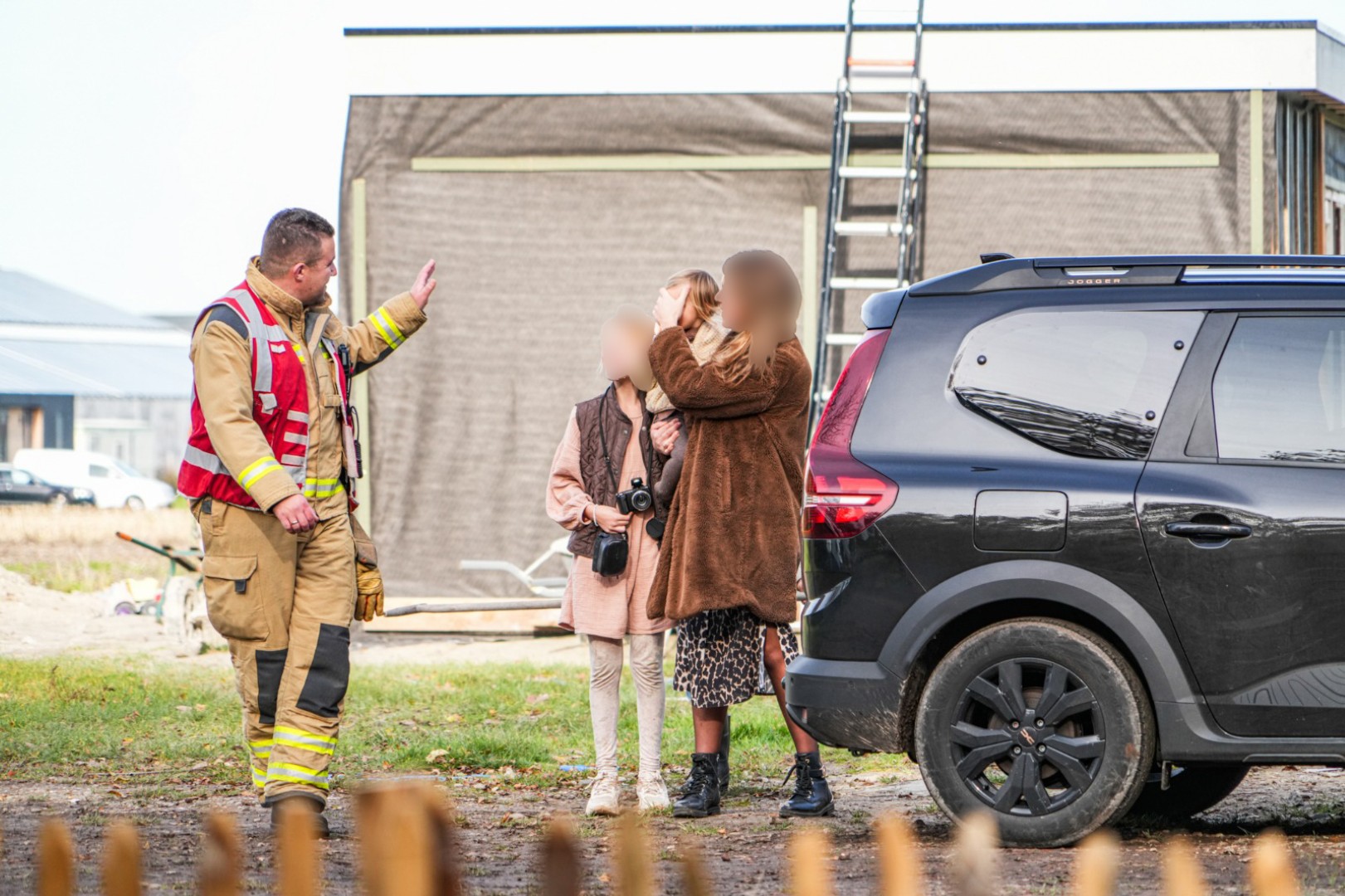 Kindje van 1,5 jaar sluit zichzelf per ongeluk op in auto