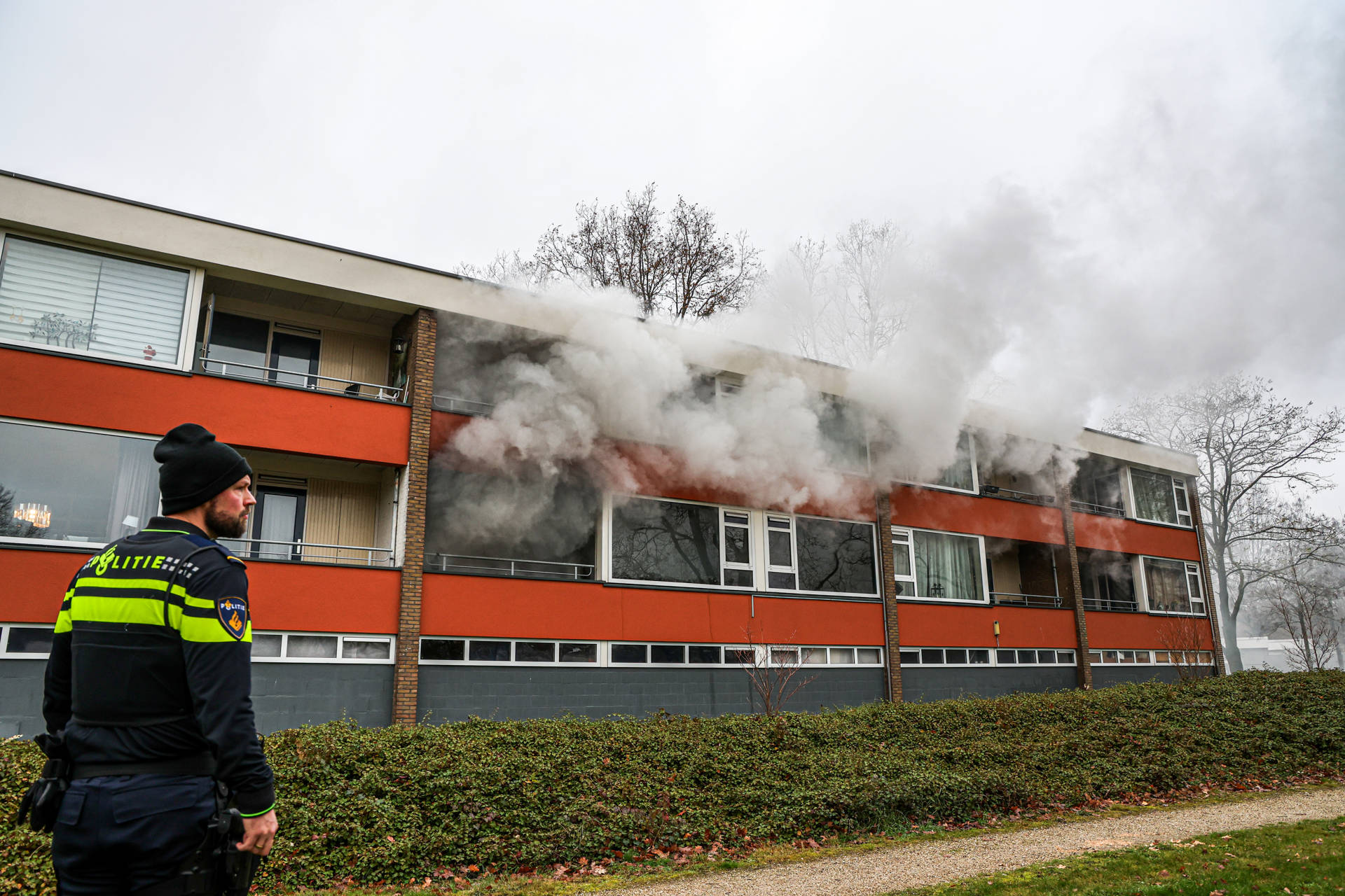 Brandweer redt vogel bij forse woningbrand