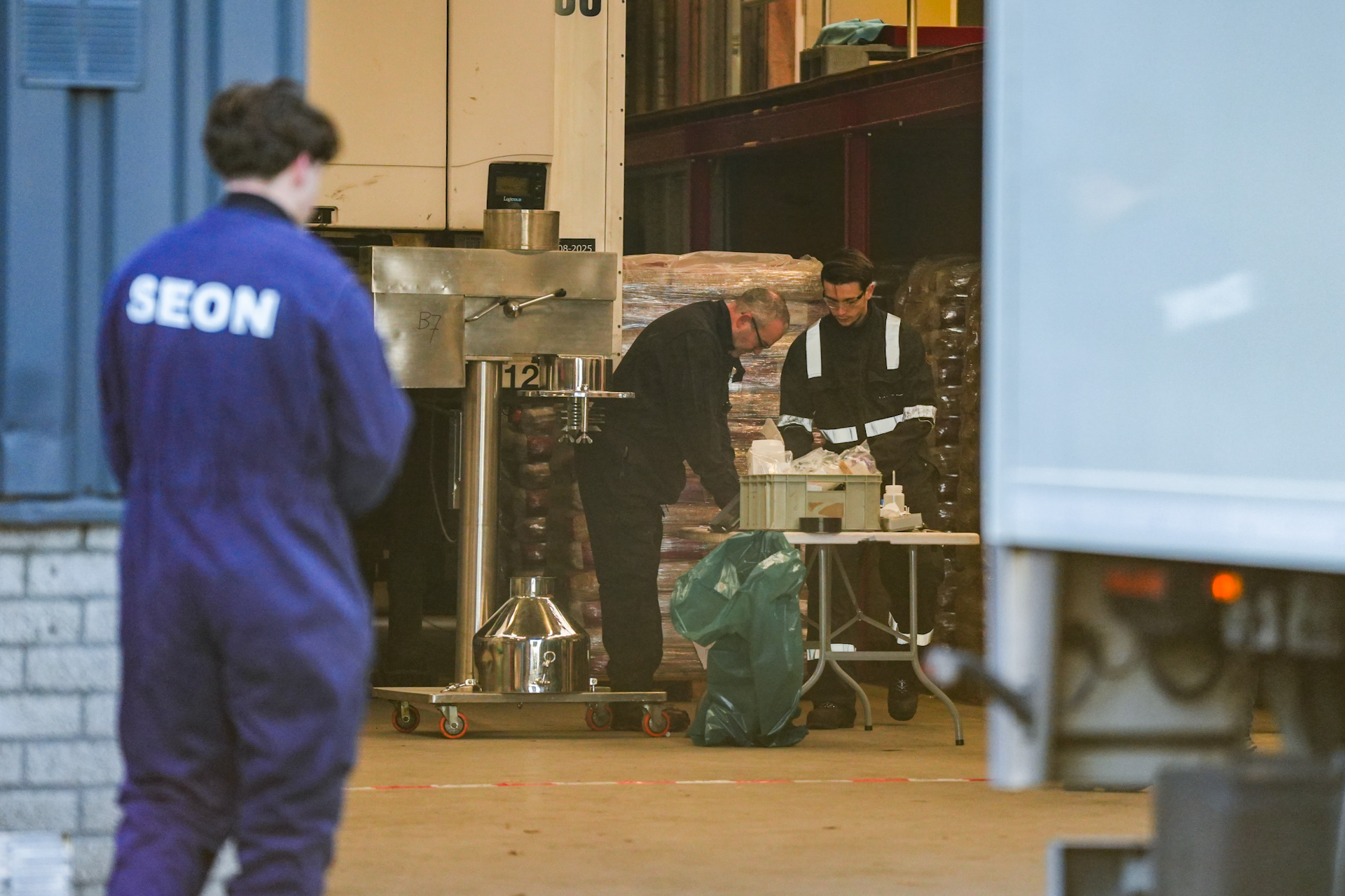 Politie valt bedrijfspand binnen op zoek naar drugslab