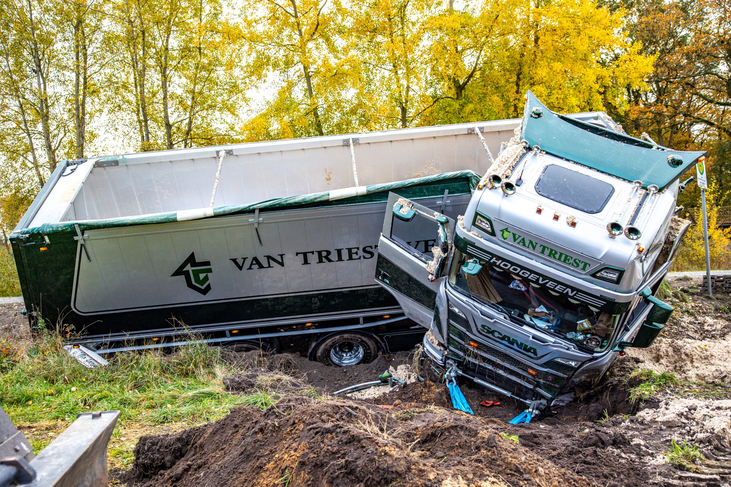 Vrachtwagen met lading zand belandt in greppel