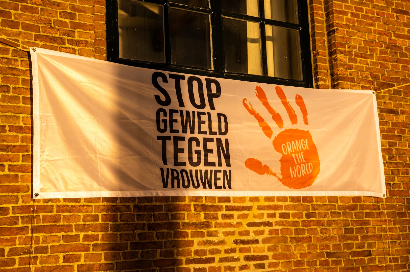 Dorpskerk oranje verlicht voor campagne tegen geweld op vrouwen en kinderen