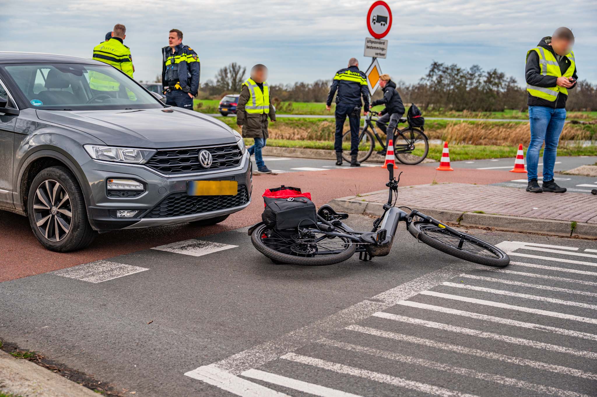 Oudere vrouw aangereden op oversteekplaats, met spoed naar ziekenhuis