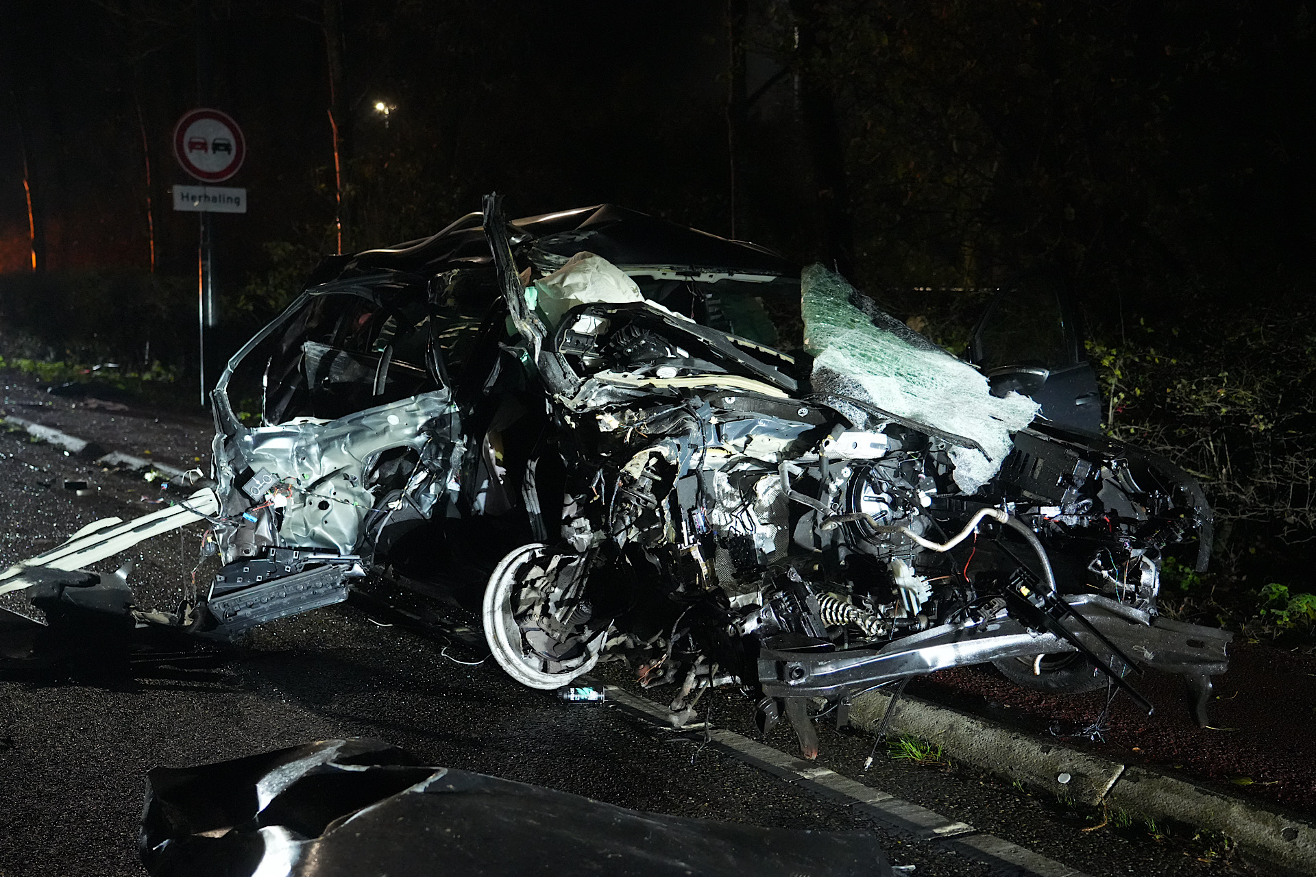 Achtervolging eindigt in zware crash; motorblok uit auto, bestuurder aangehouden