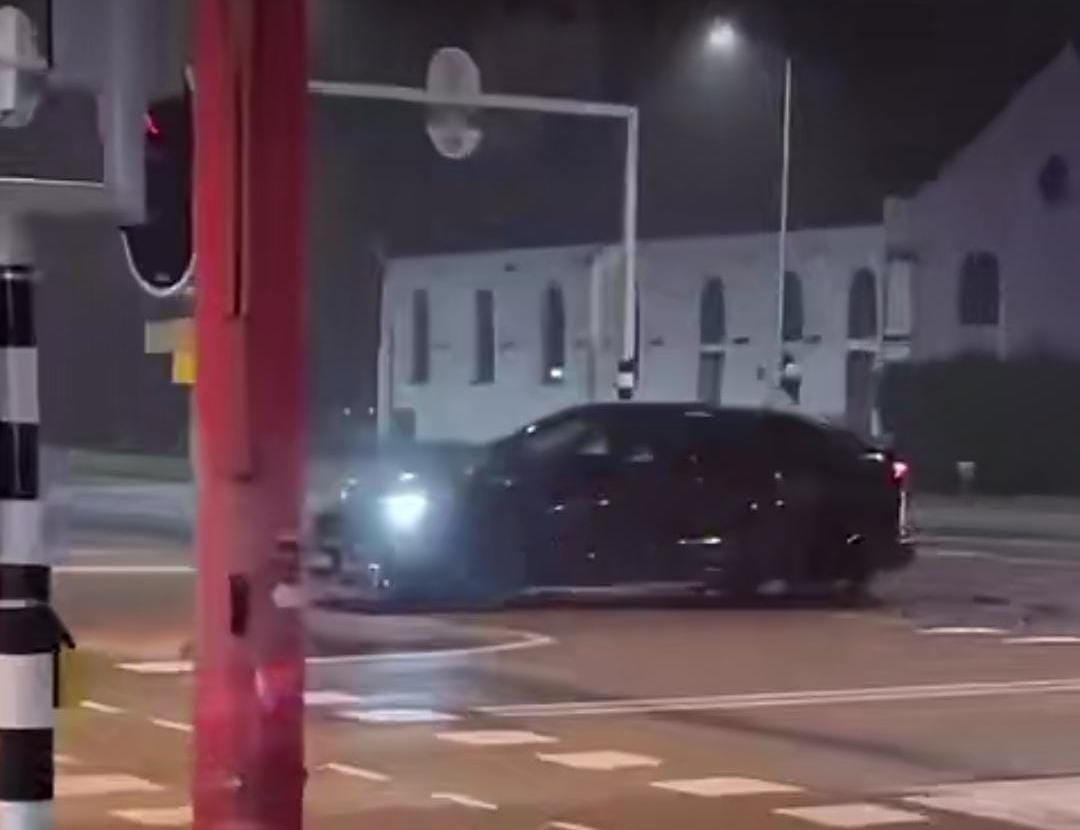 Enzo Knols vriendin Myron Koops betrokken bij ongeluk met zoontje op achterbank