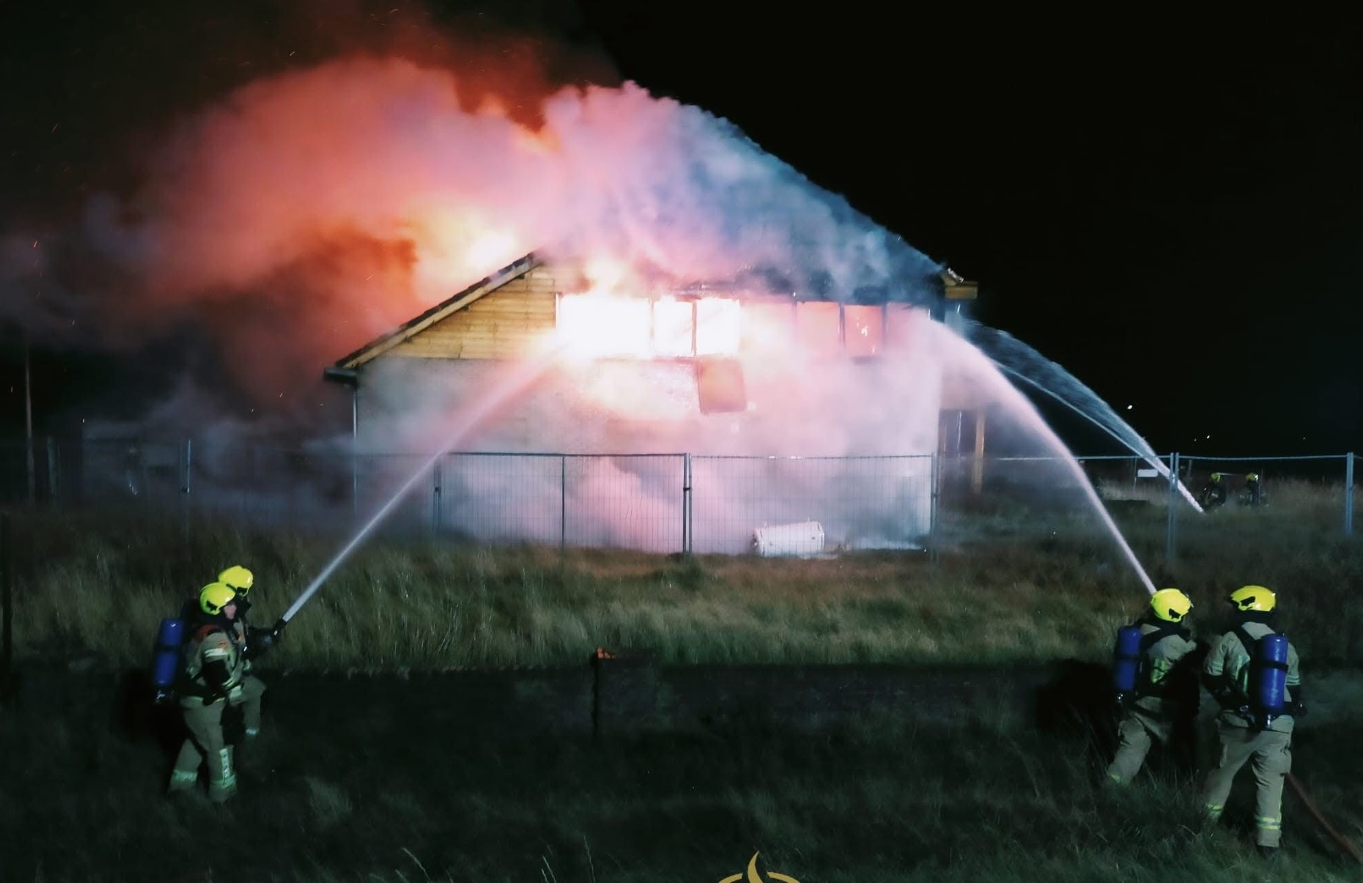 Leegstaand hotel volledig verwoest door grote brand