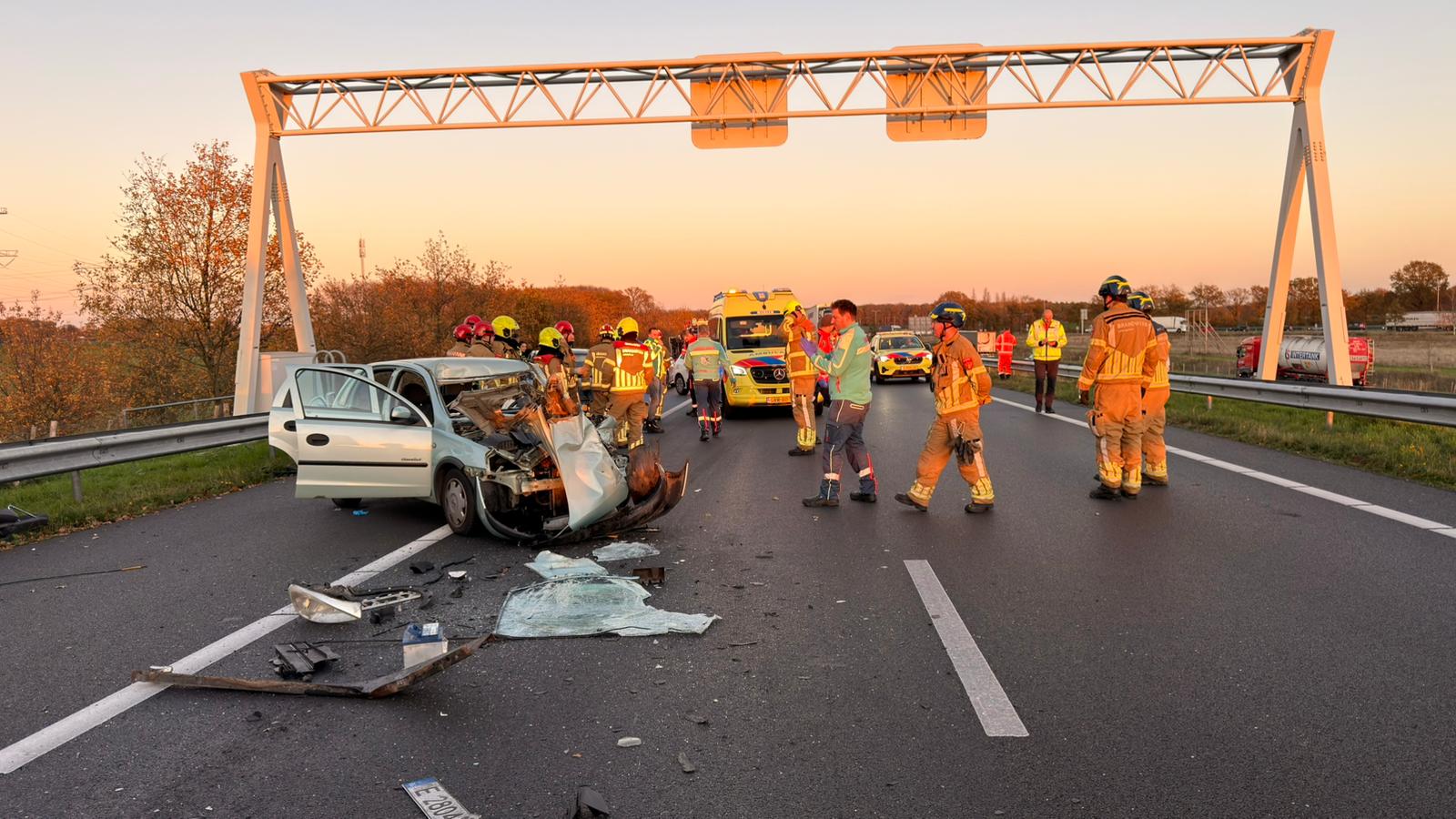 Automobilist zwaargewond bij aanrijding met vrachtwagen op snelweg