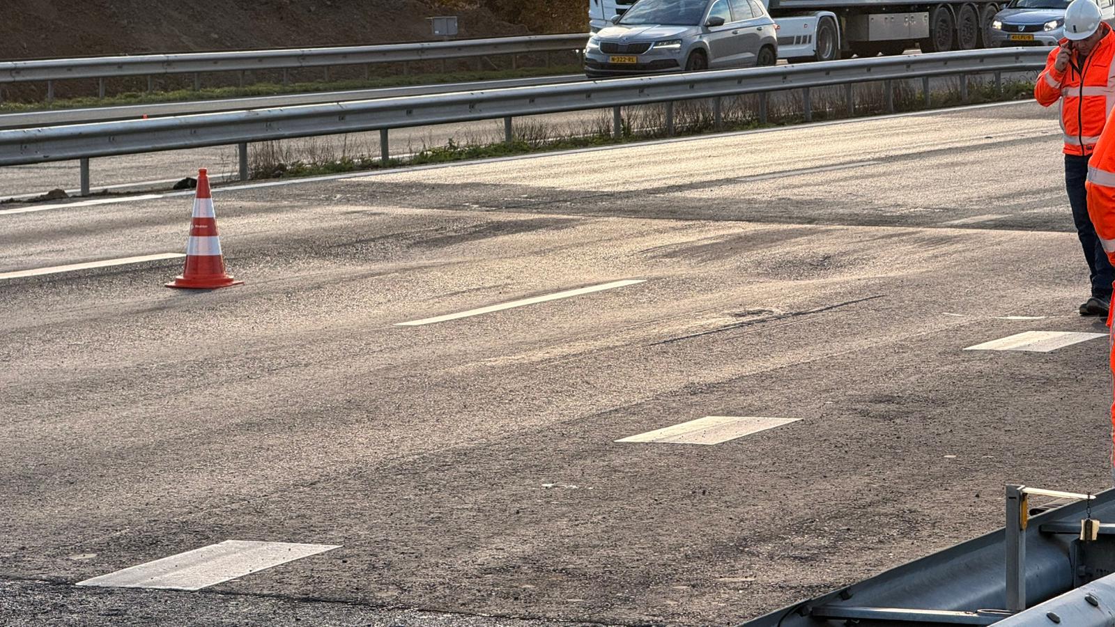 Snelweg dicht na asfaltbeschadigingen; ‘houdt rekening met files’