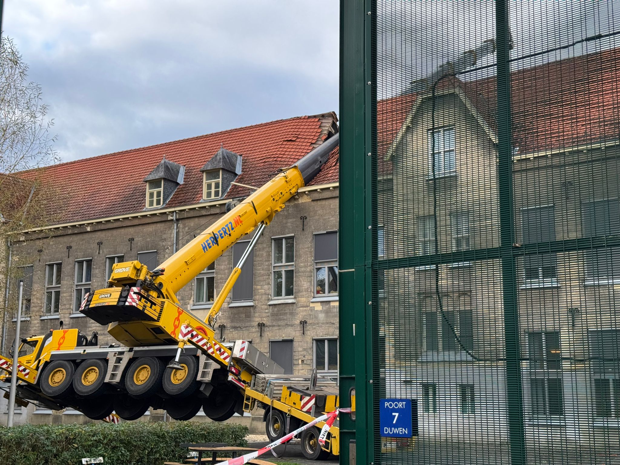 Hijskraan valt op dak jeugdzorginstelling, pand ontruimd