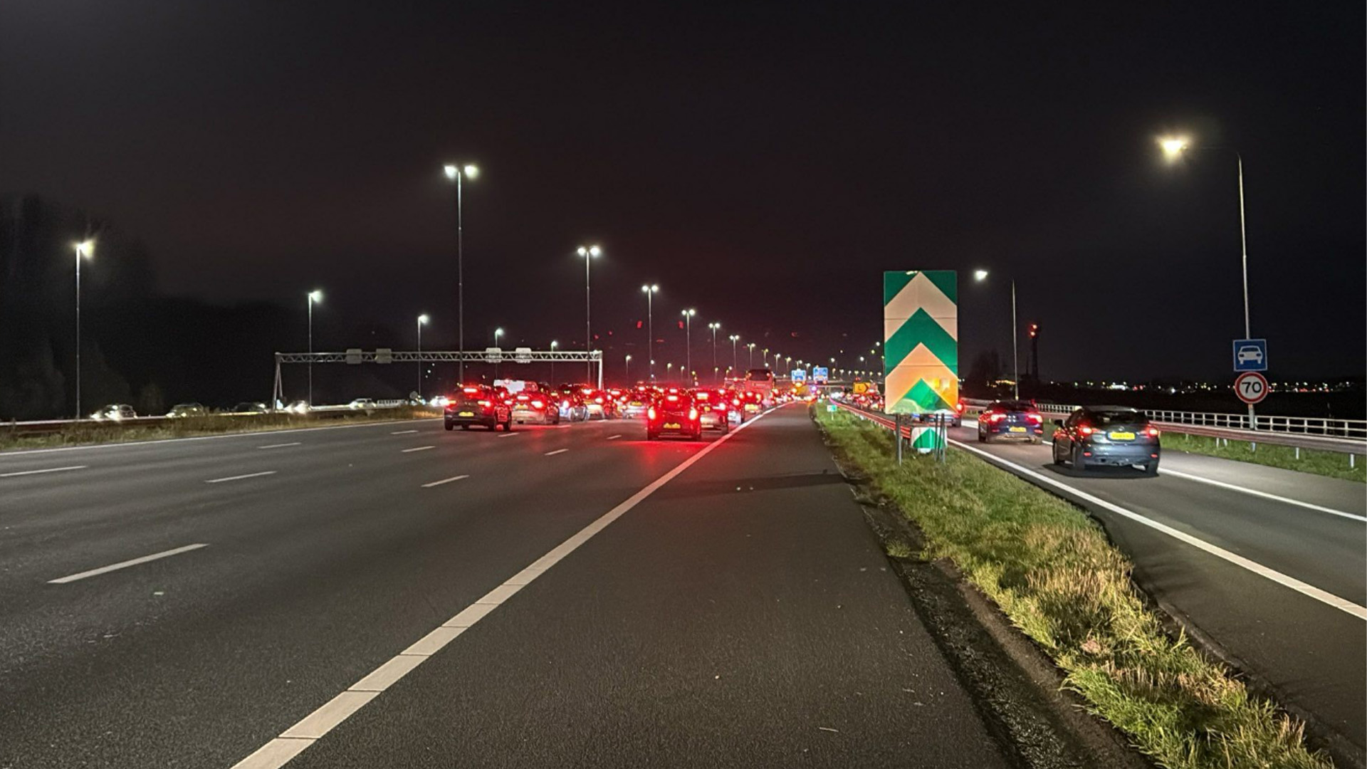 Dubbele crash op snelweg, vijf gewonden