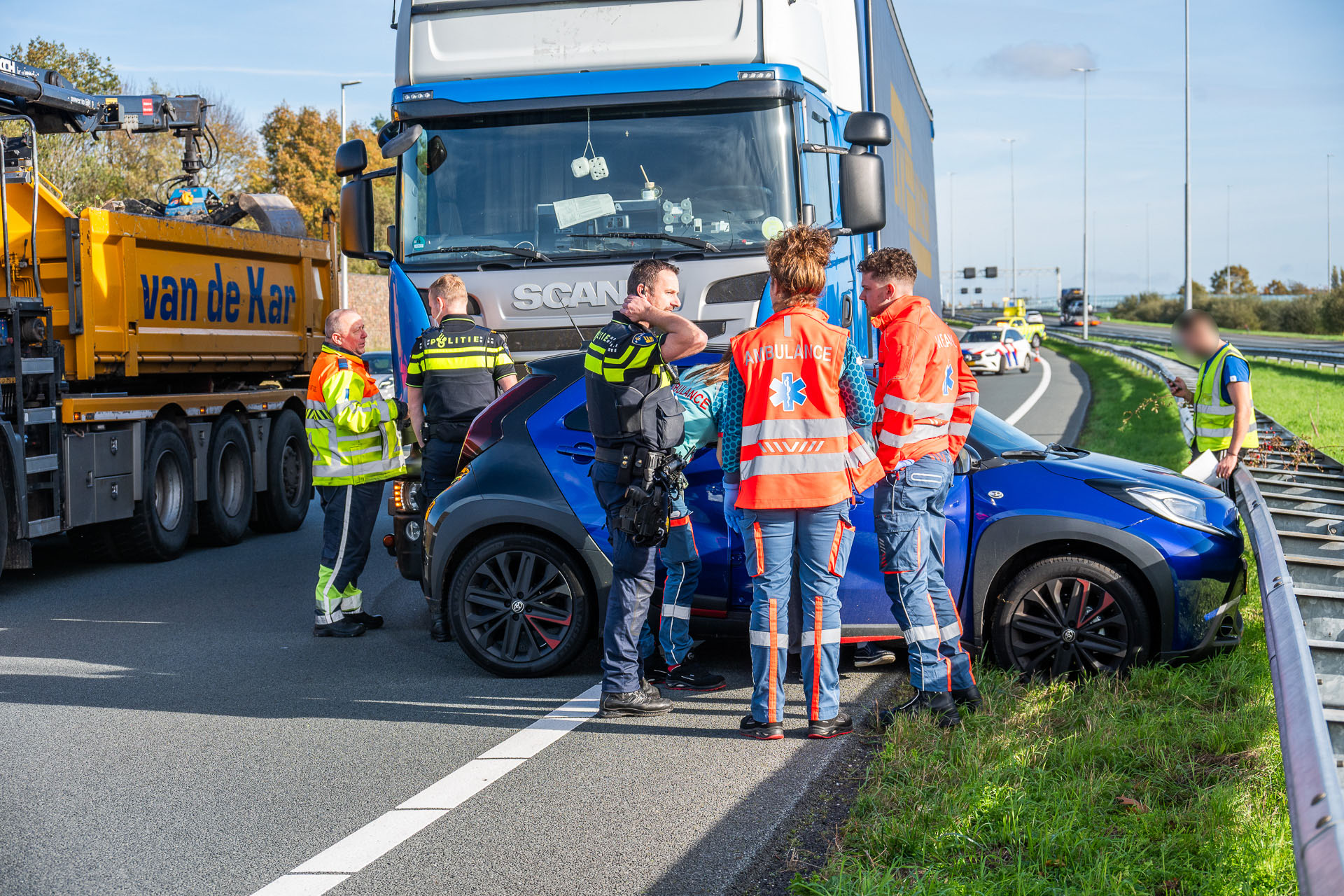 Auto komt midden op snelweg dwars voor vrachtwagen terecht