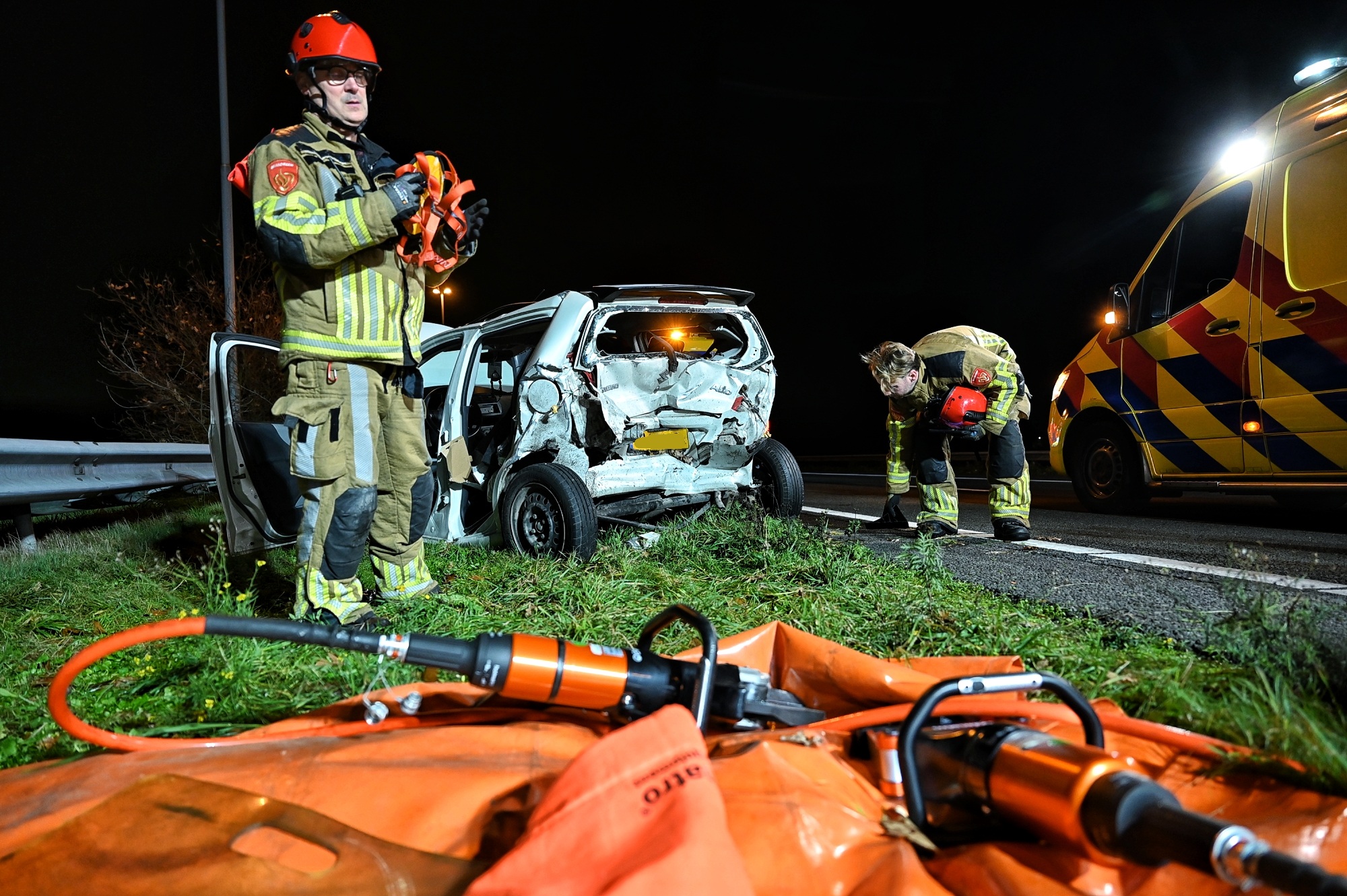 Ravage na ongeval op snelweg, bestuurder bekneld