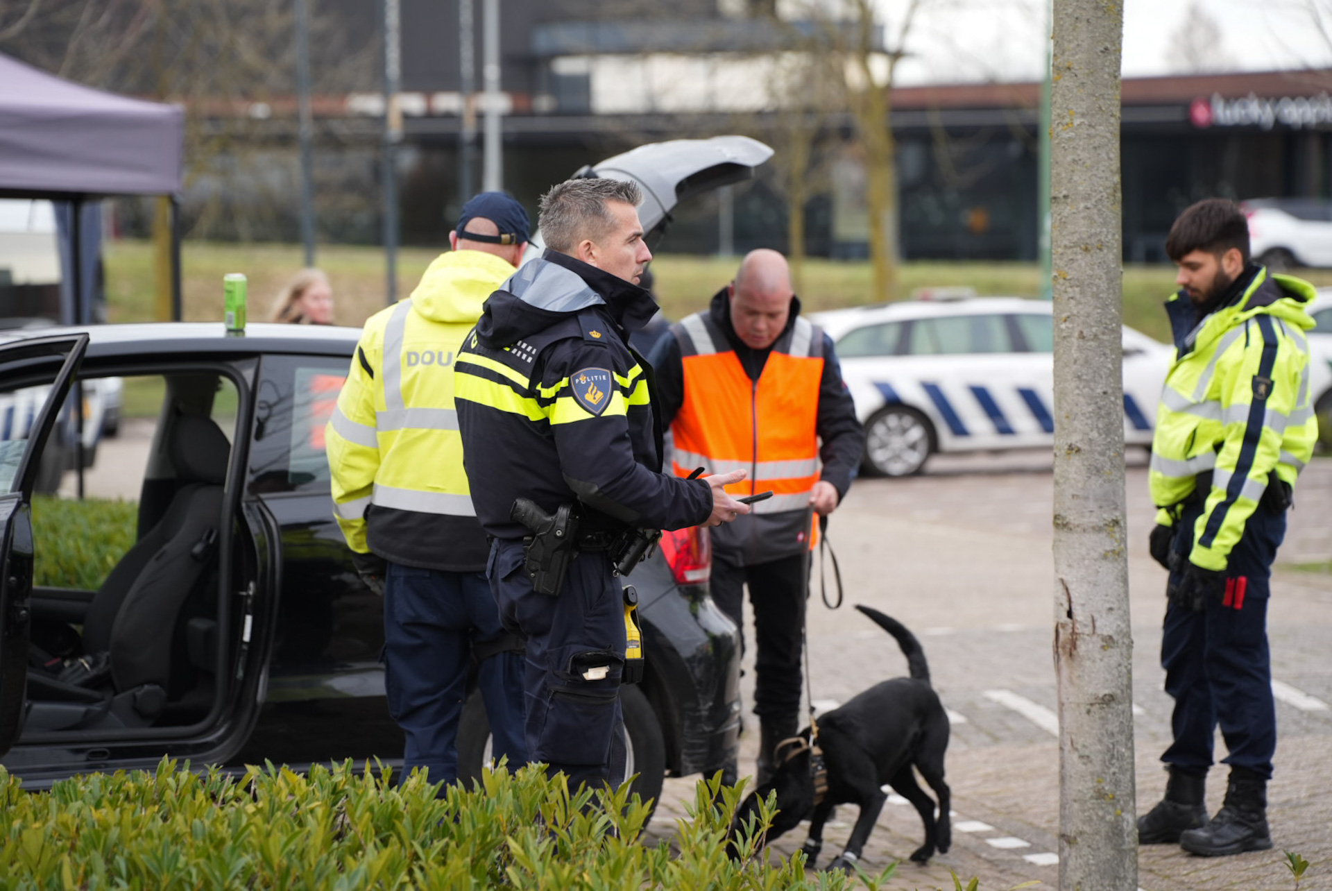 Verkeerscontrole levert drugsrijders, boetes en inbeslagname voertuigen en sigaretten op