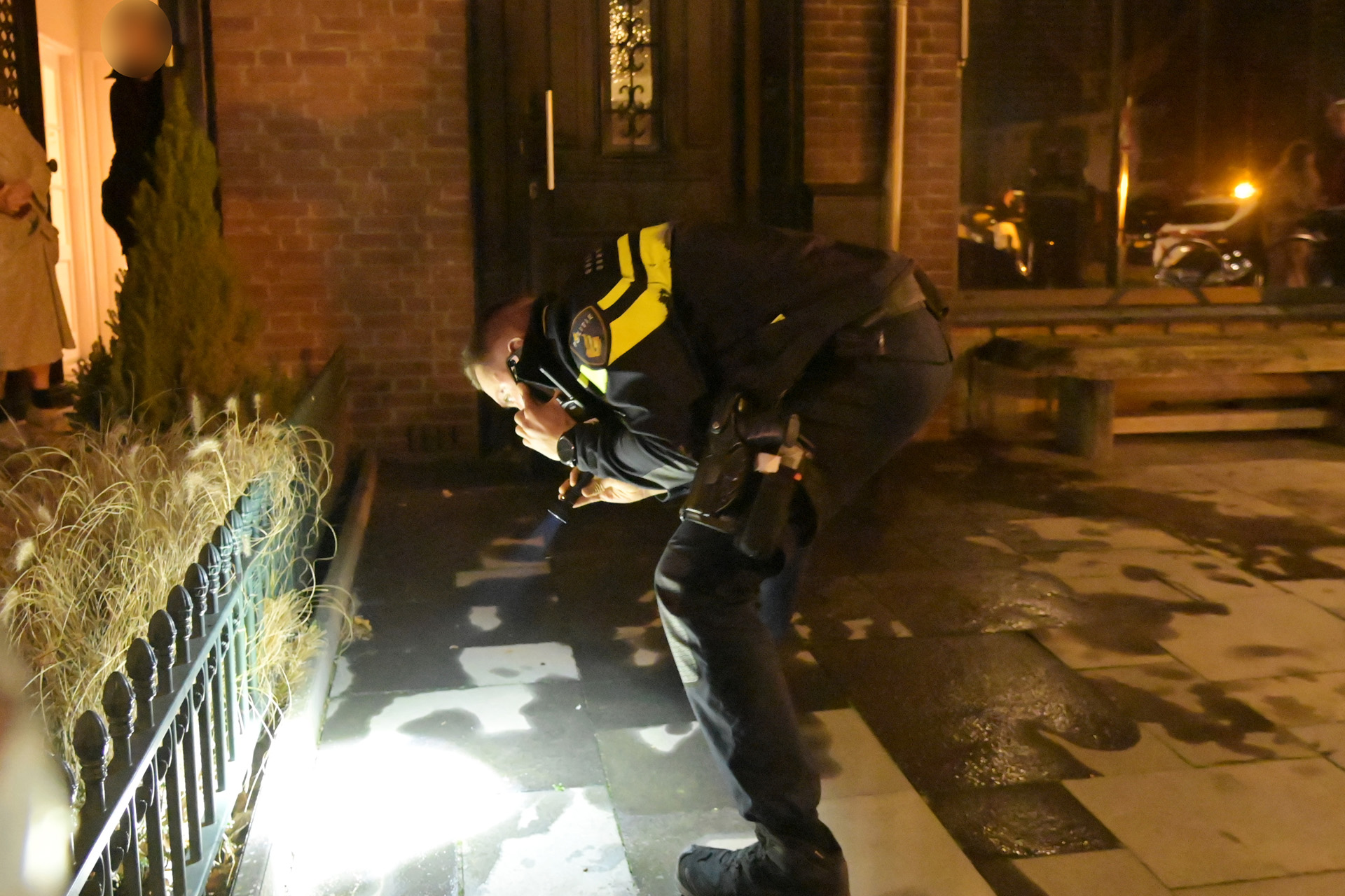 Explosie bij voordeur woning