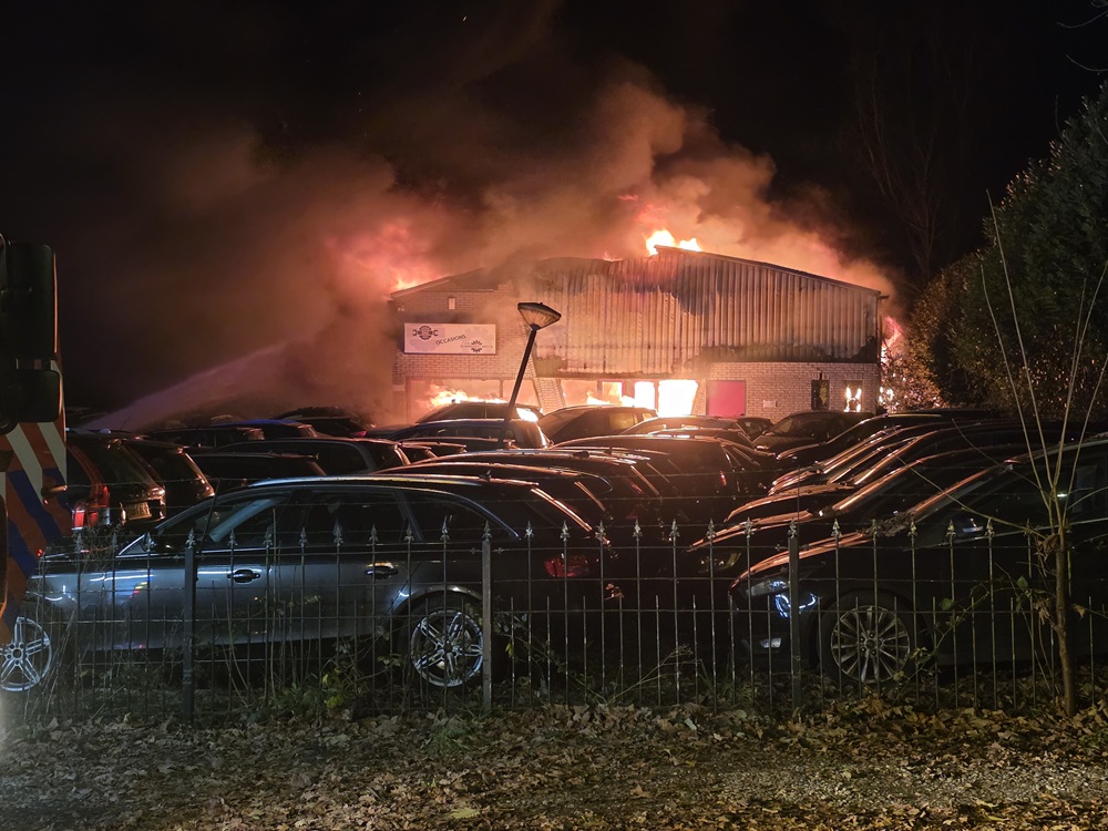Zeer grote brand verwoest autobedrijf
