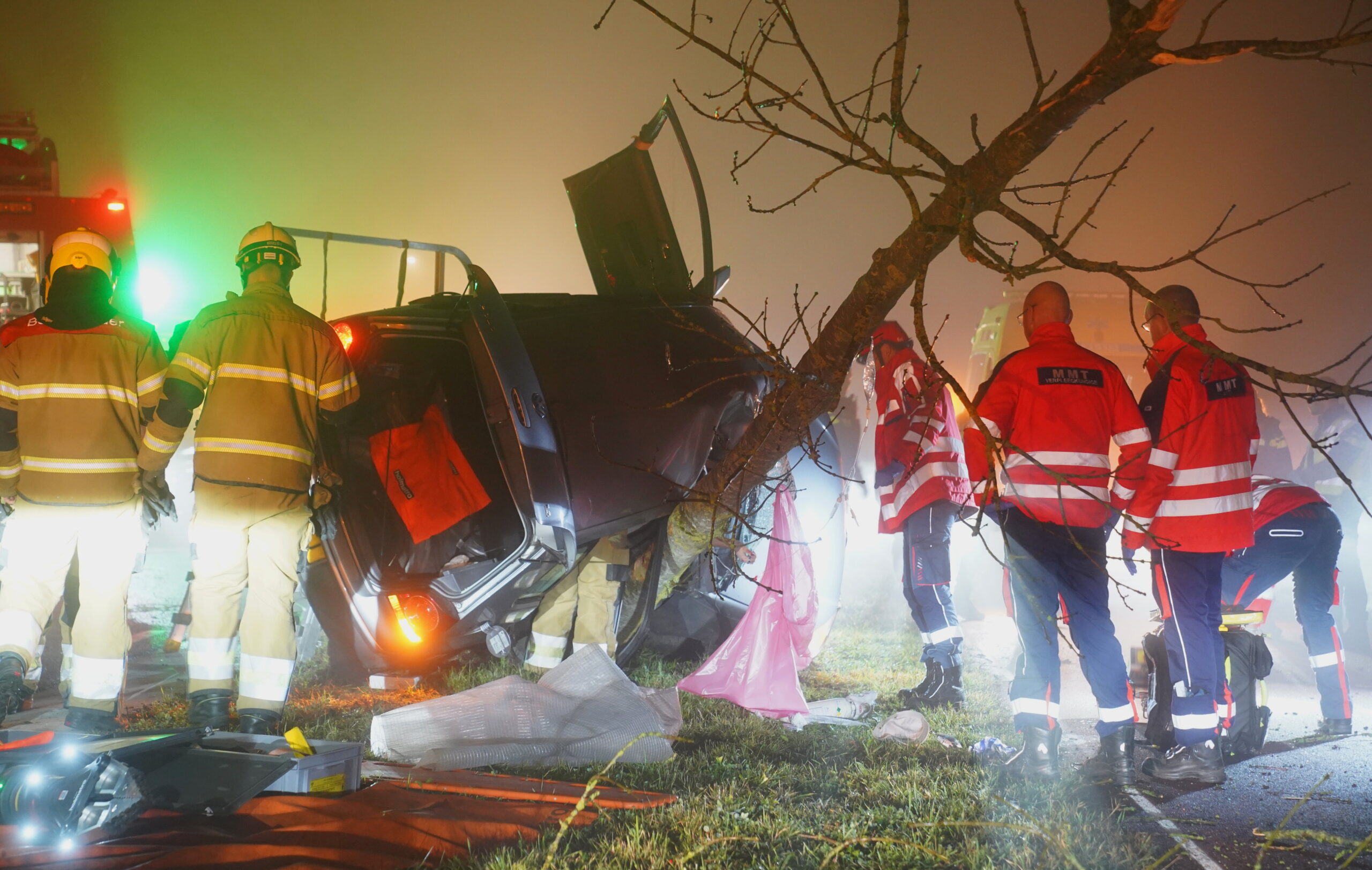 Vier jongeren zwaargewond door botsing tegen boom