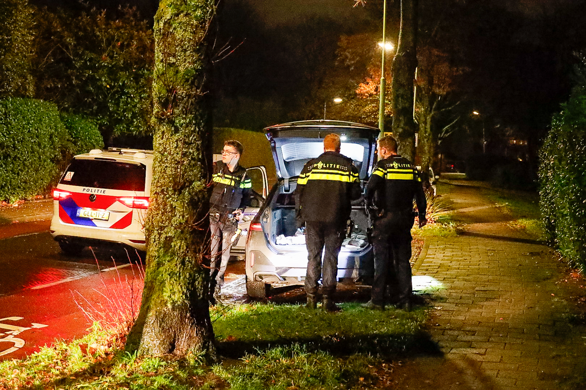 Achtervolging eindigt, politie zoekt twee verdachten na dumpen voertuig