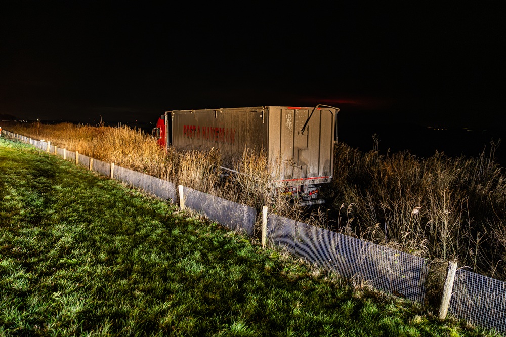 Vrachtwagen raakt van de weg en rijdt bijna Tjeukemeer in
