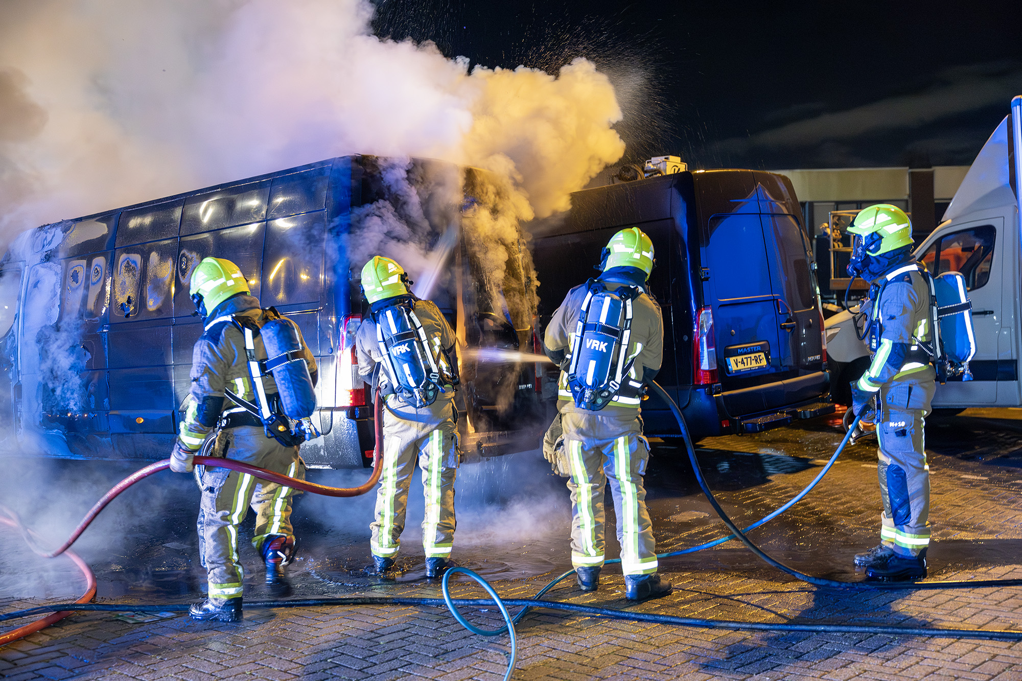 Meerdere bedrijfsbussen uitgebrand, politie doet onderzoek