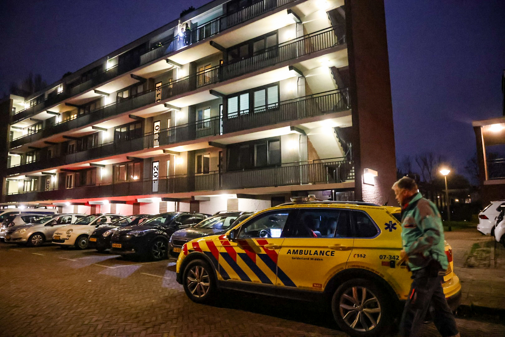 Dode gevonden in flat, politie onderzoekt doodsoorzaak