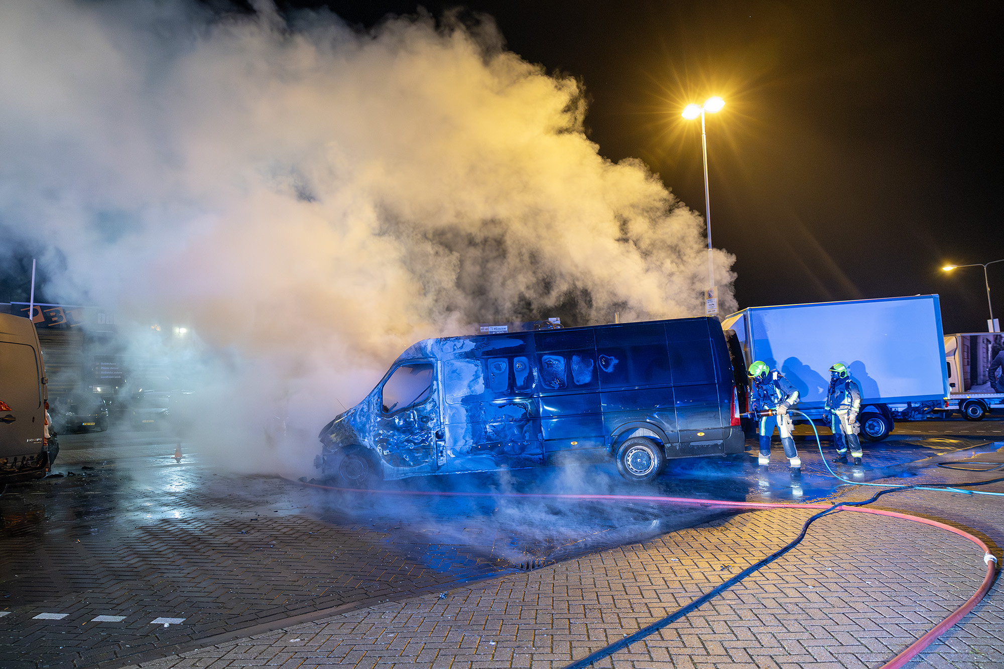 Meerdere bedrijfsbusjes in de brand Mandenmakerstraat Velserbroek - 112 Nederland