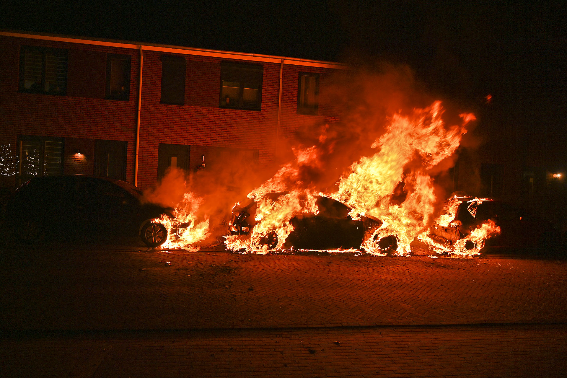 Drie auto’s uitgebrand, politie onderzoekt brandstichting