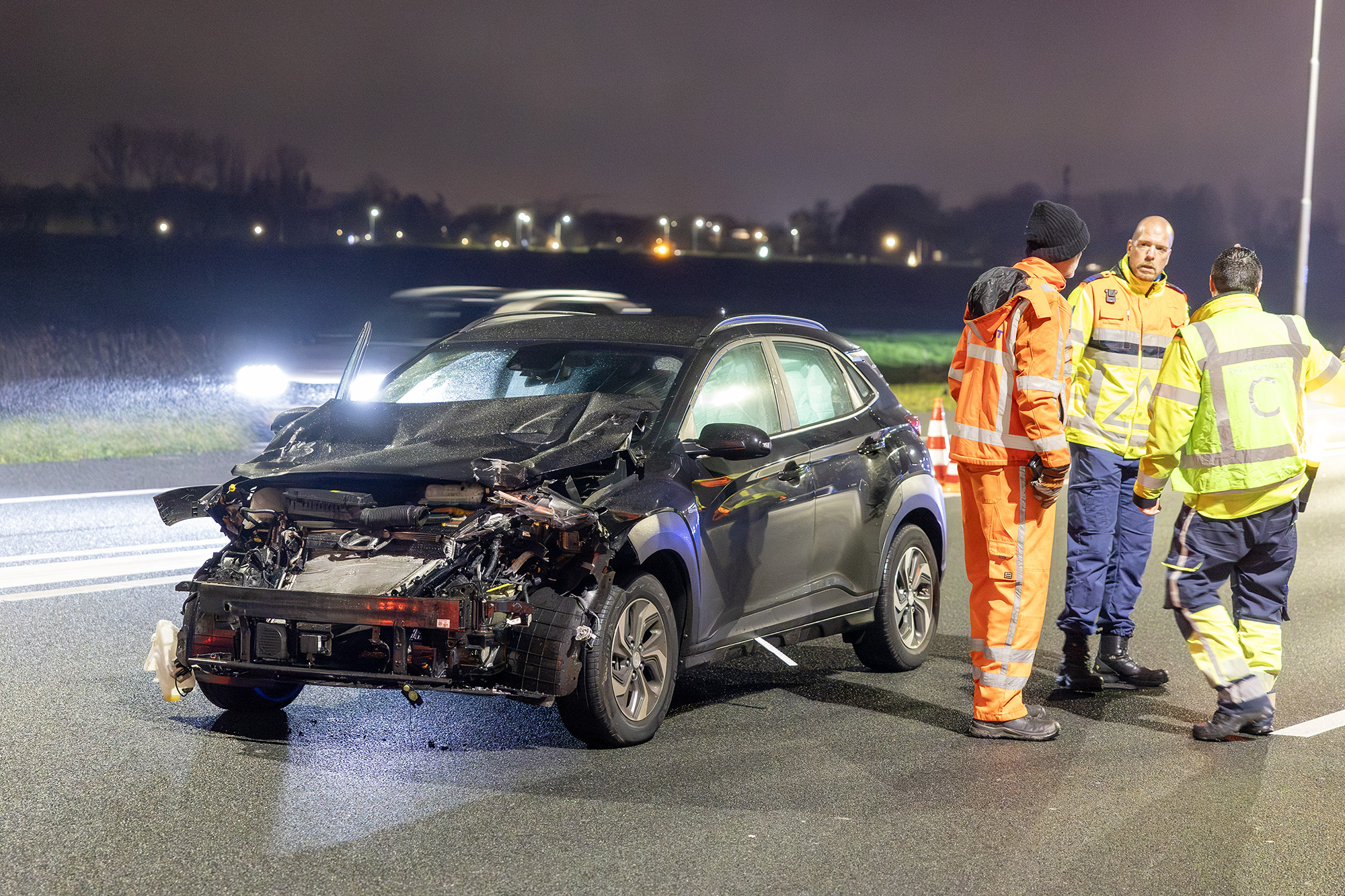 Auto botst achterop trailer op snelweg, meerdere gewonden