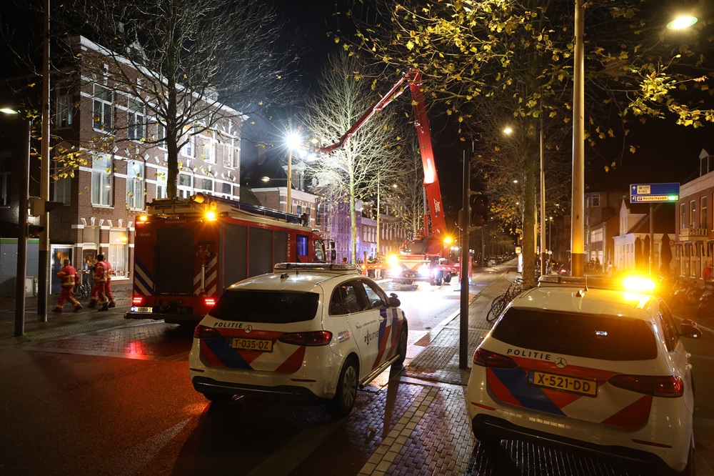Twee bewoners door brandweer uit brandende woning gered