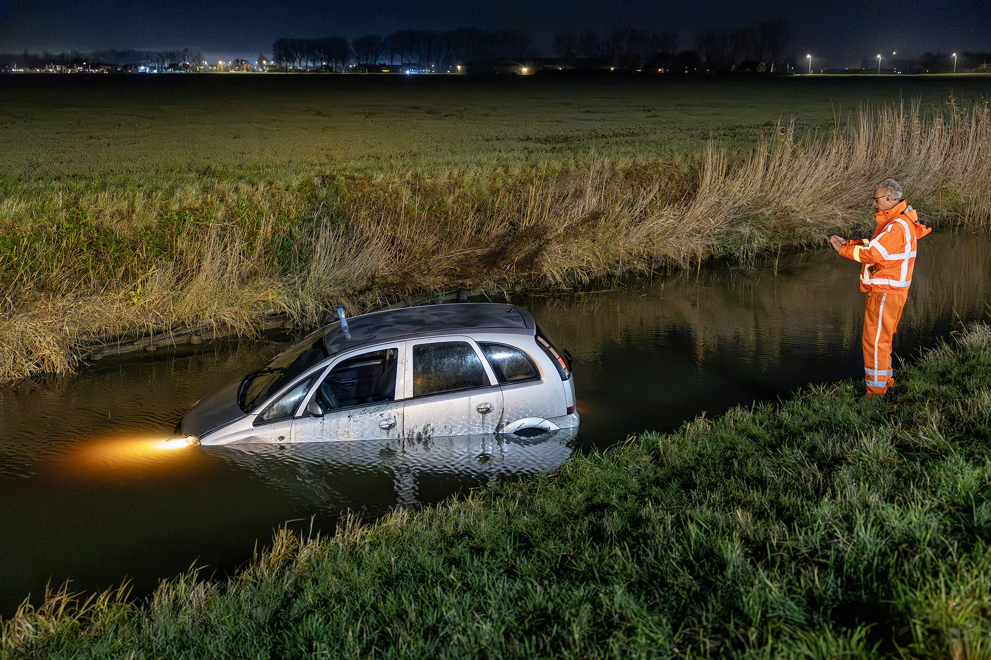 Auto te water na ongeval op snelweg, meerdere gewonden