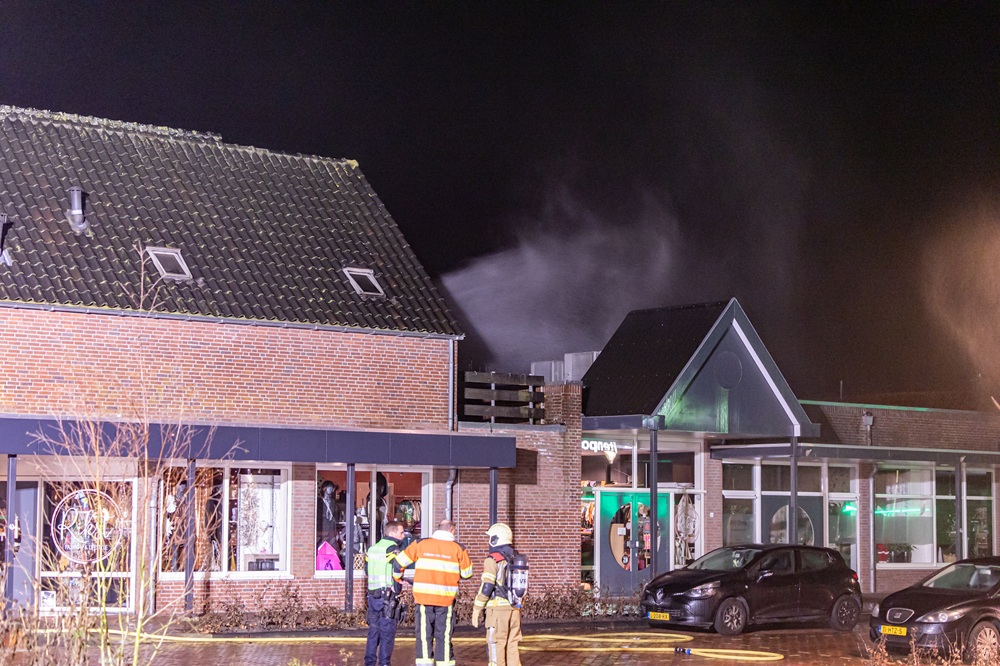 Bewoner gered tijdens woningbrand, traumaheli geland