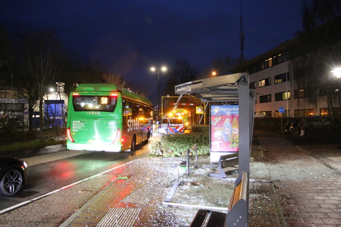 Bus ramt bushokje, chauffeur raakt gewond