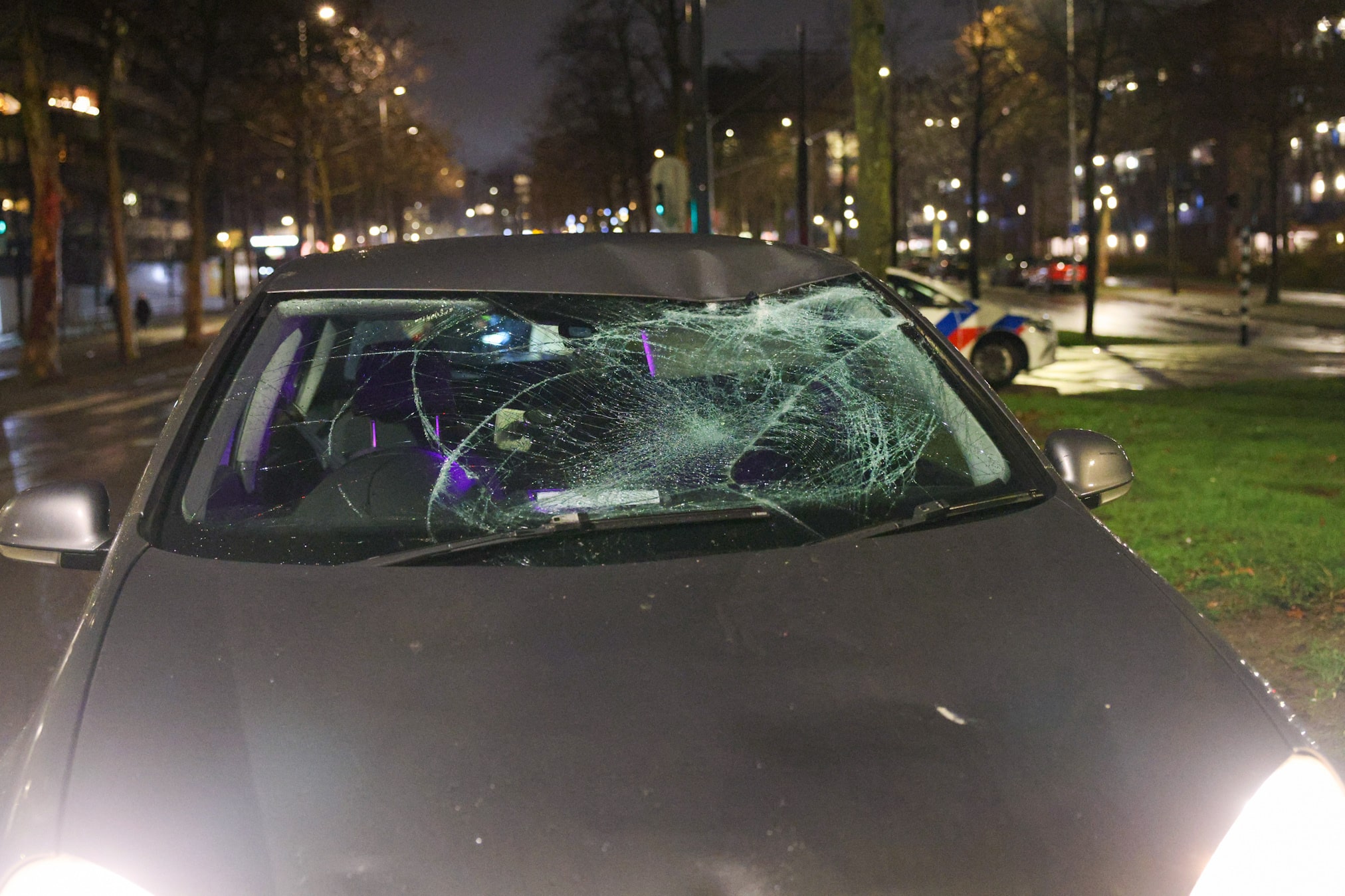Fietser zwaargewond na door rood rijden en botsing met auto