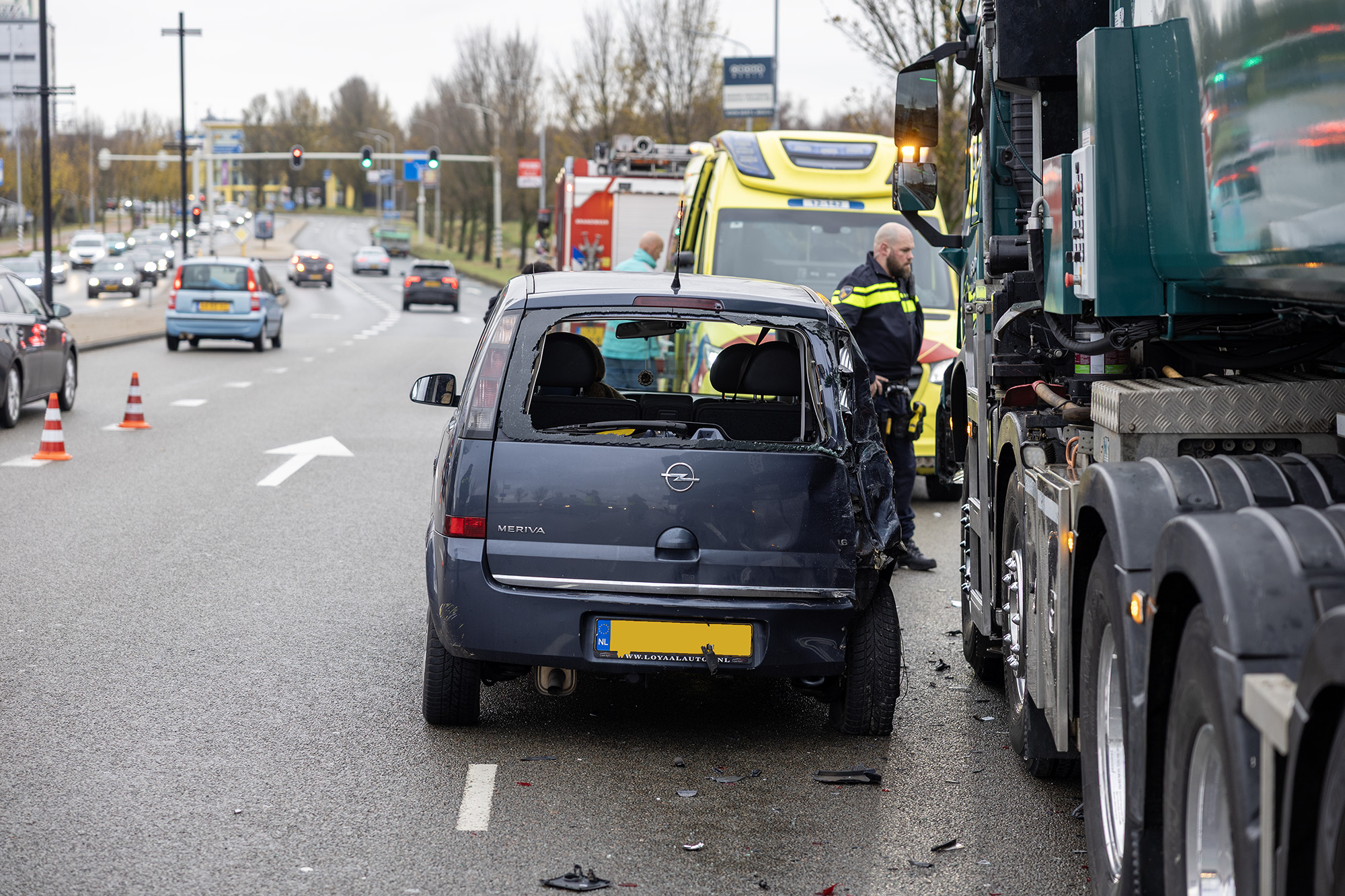 Vrouw gewond bij botsing met vrachtwagen