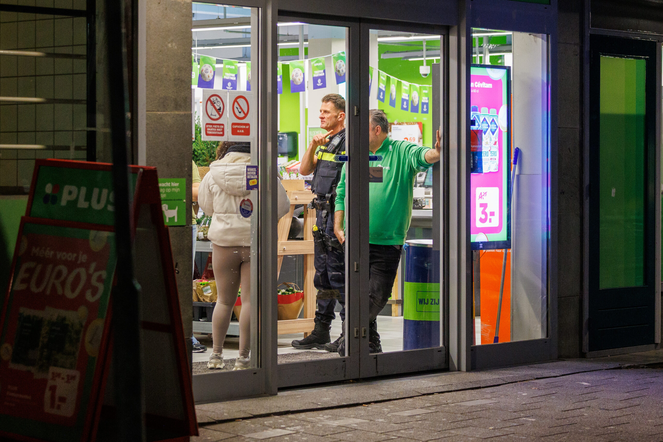 Twee mannen overvallen supermarkt met mes