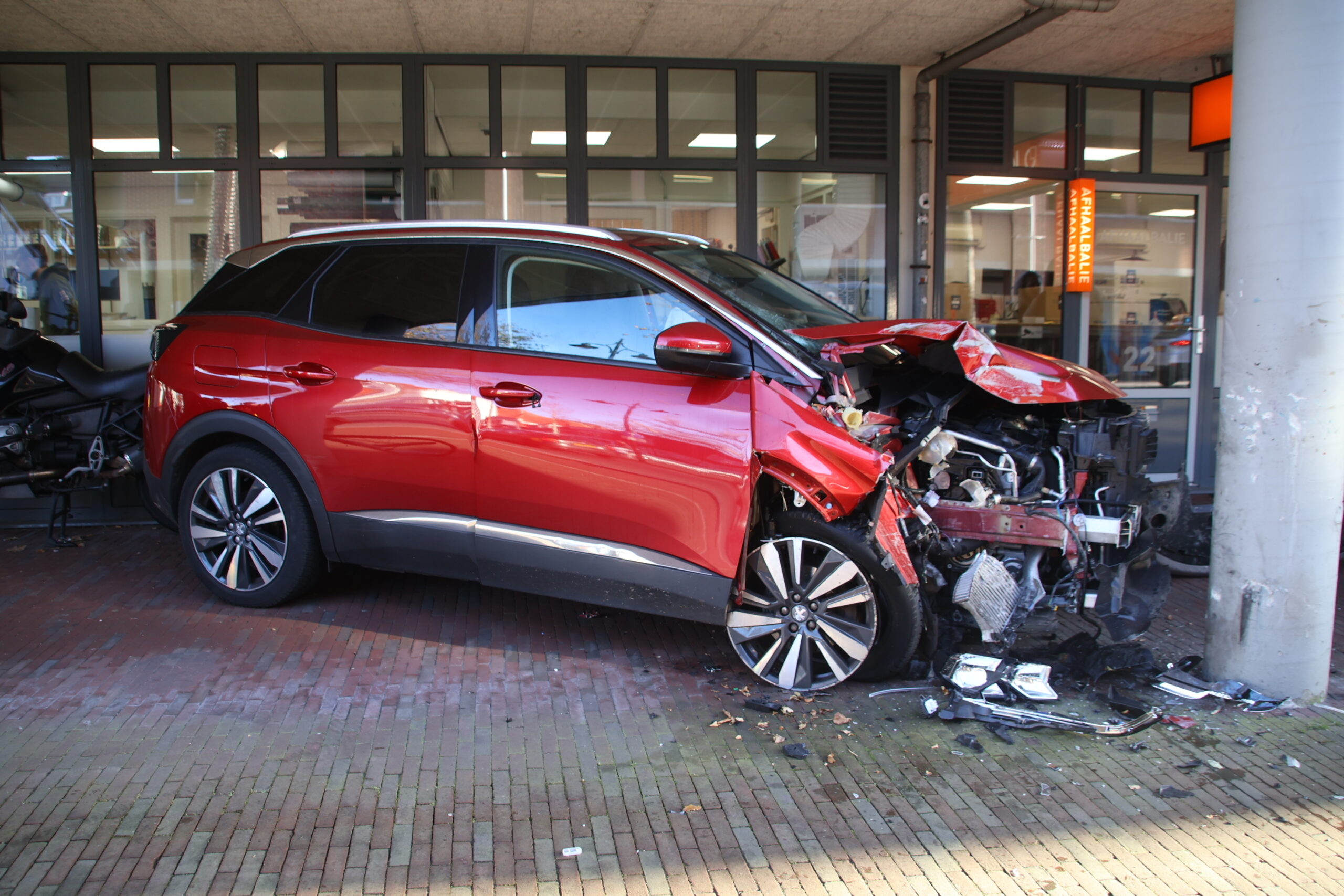 Auto ramt fietser en eindigt tegen pilaar