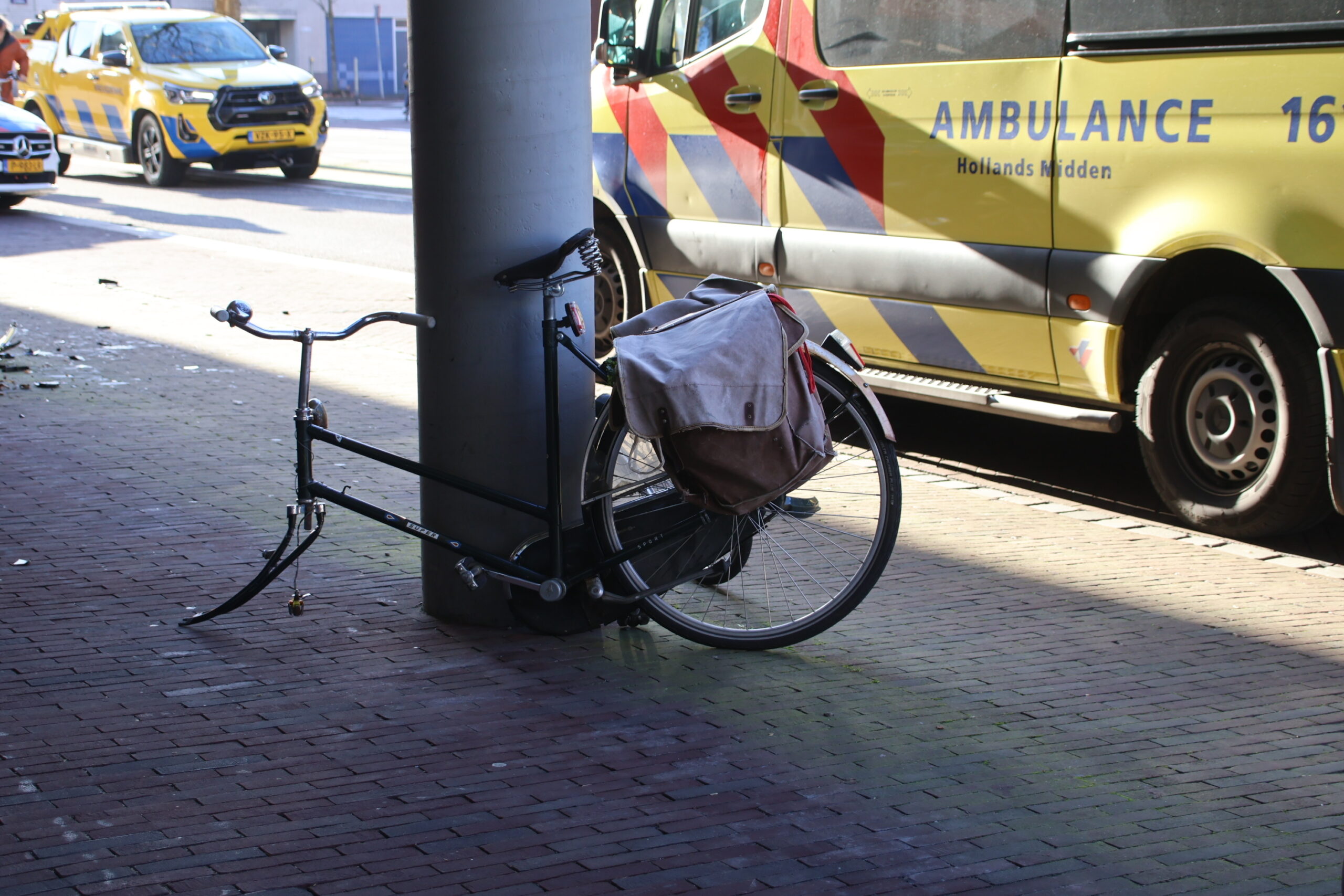 Fietser geraakt bij bizar ongeval auto komt tegen pilaar tot stilstand Sint Jorissteeg in Leiden - 112 Nederland