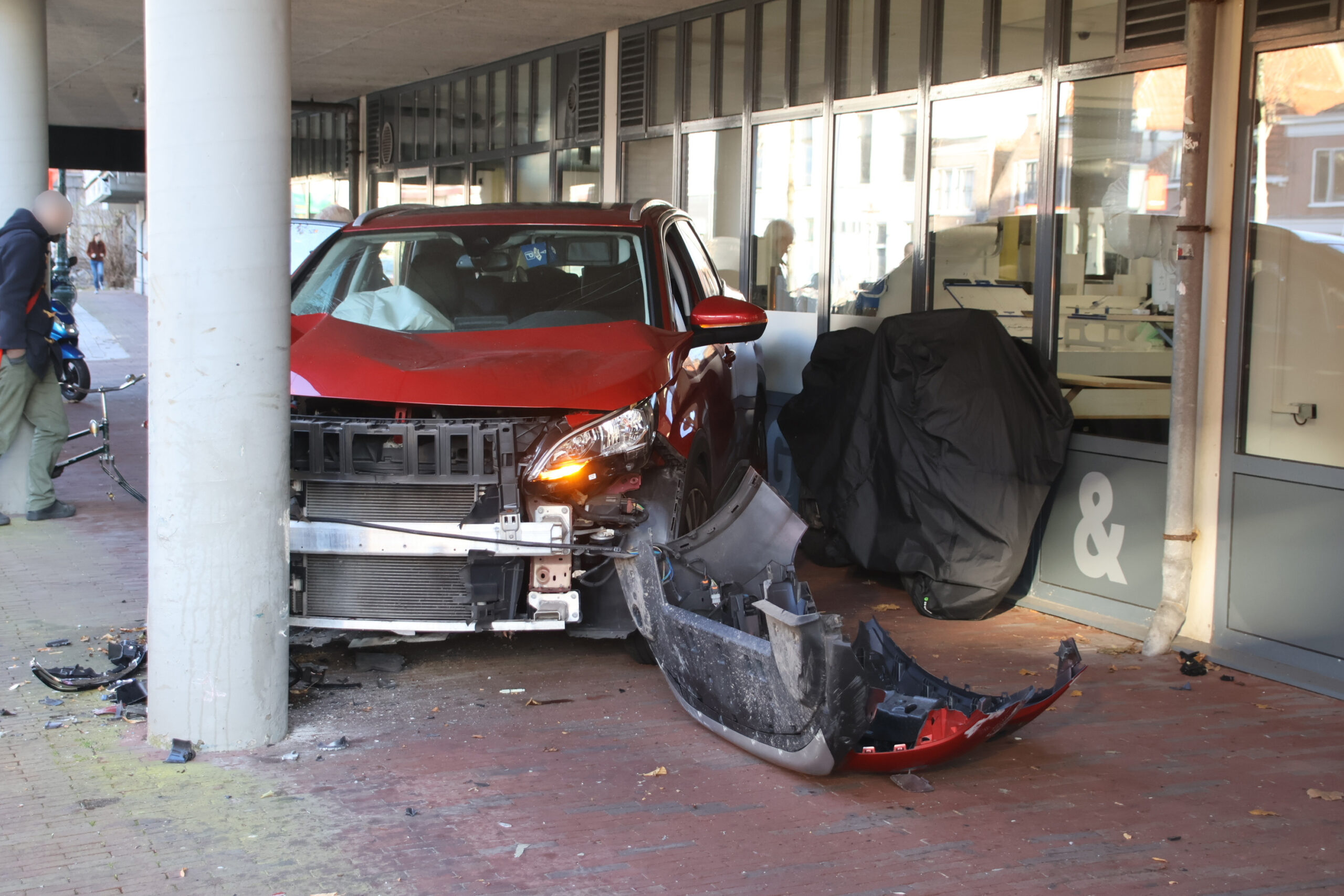Fietser geraakt bij bizar ongeval auto komt tegen pilaar tot stilstand Sint Jorissteeg in Leiden - 112 Nederland