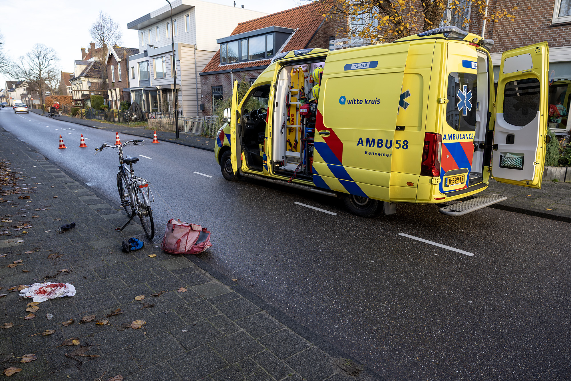 Fietser gewond na aanrijding met busje