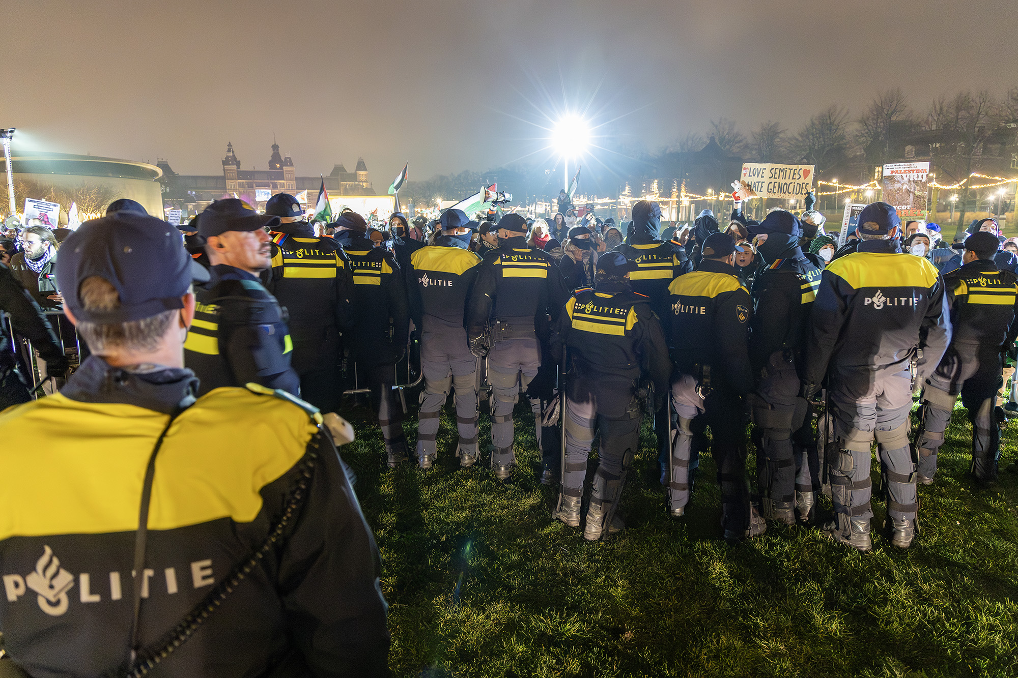 Rookbommen afgestoken en met hekken gegooid bij protesten in Amsterdam