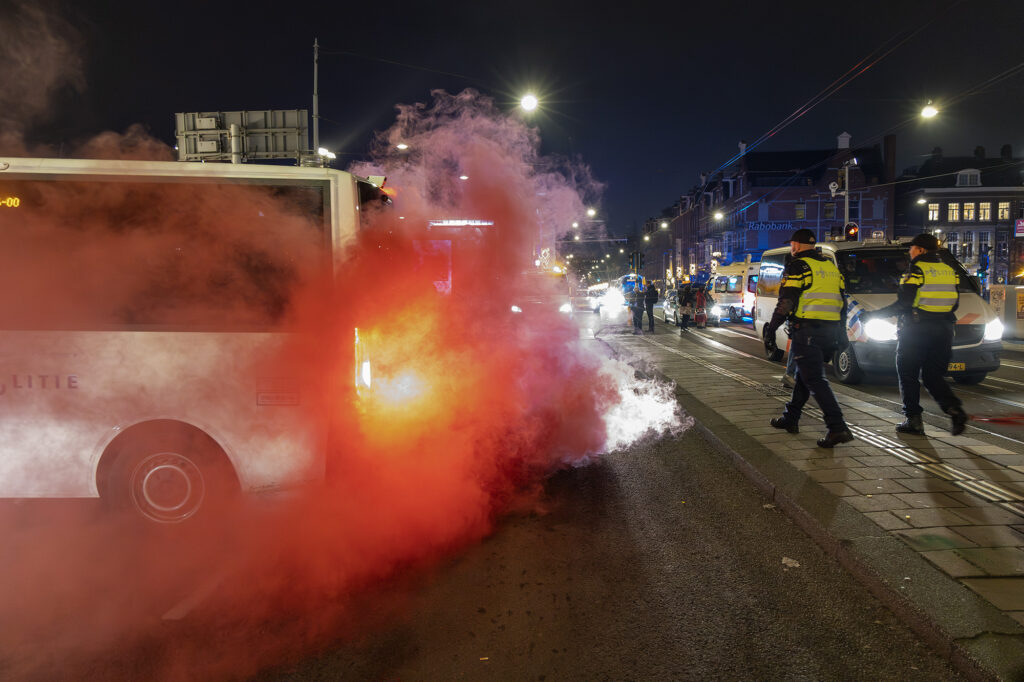 Rookbommen afgestoken bij protesten rond Concertgebouw - 112 Nederland