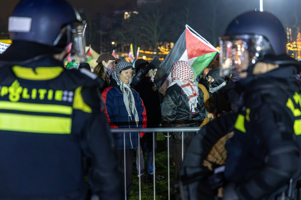 Rookbommen afgestoken bij protesten rond Concertgebouw - 112 Nederland