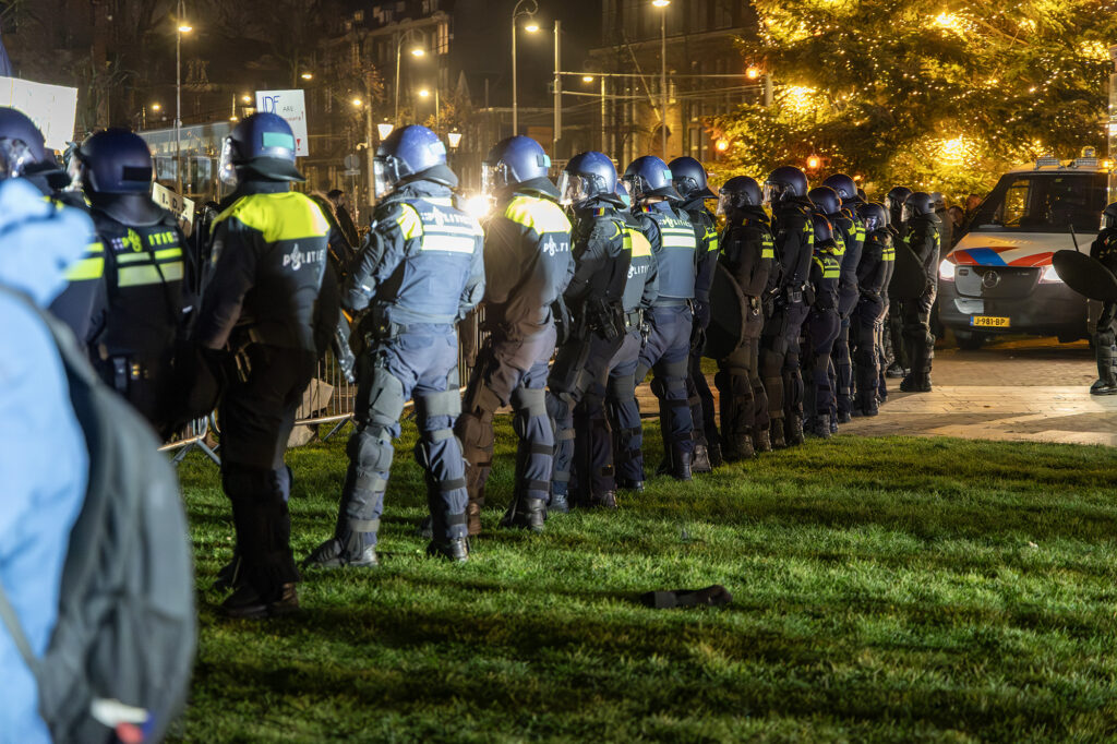 Rookbommen afgestoken bij protesten rond Concertgebouw - 112 Nederland