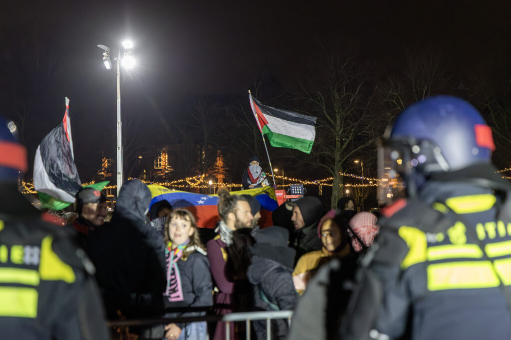 Rookbommen afgestoken bij protesten rond Concertgebouw - 112 Nederland