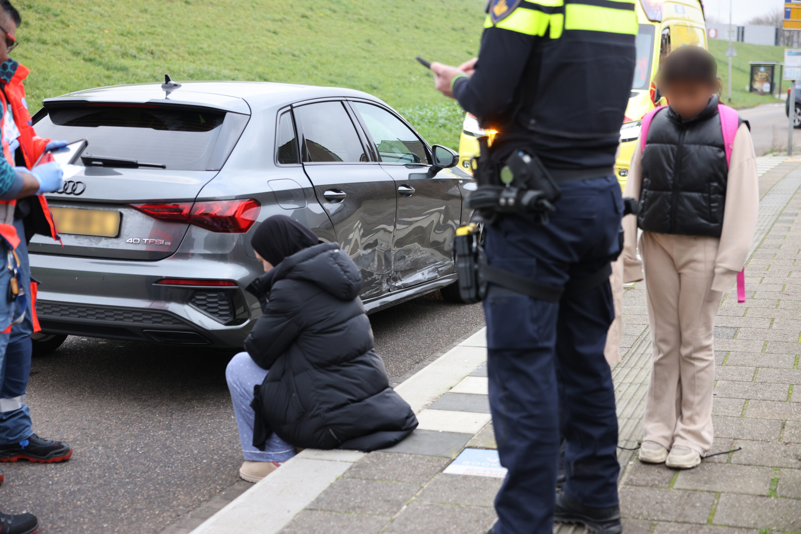 Aanrijding veroorzaakt aanzienlijke schade Paul Krugerstraat in Ridderkerk - 112 Nederland