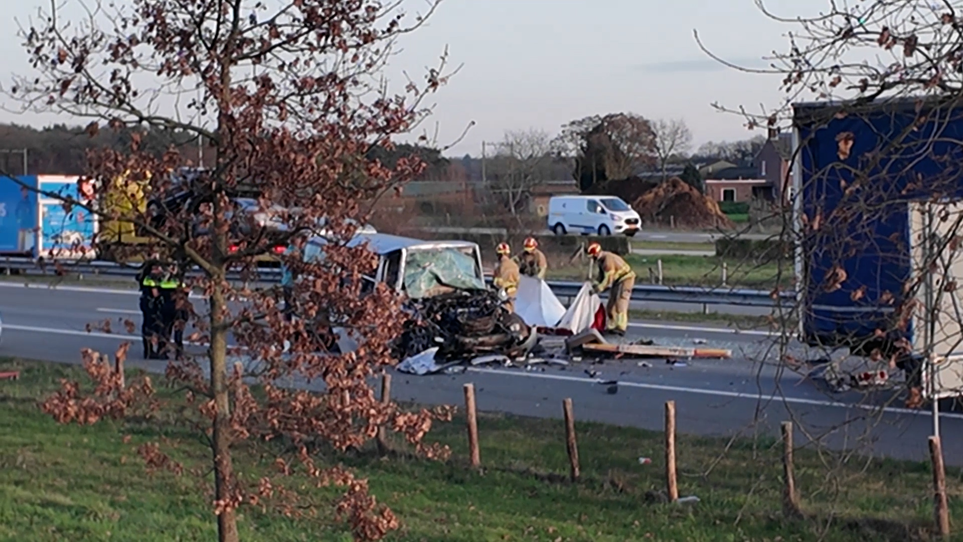 Automobilist (55) overleden na botsing op snelweg met vrachtwagen